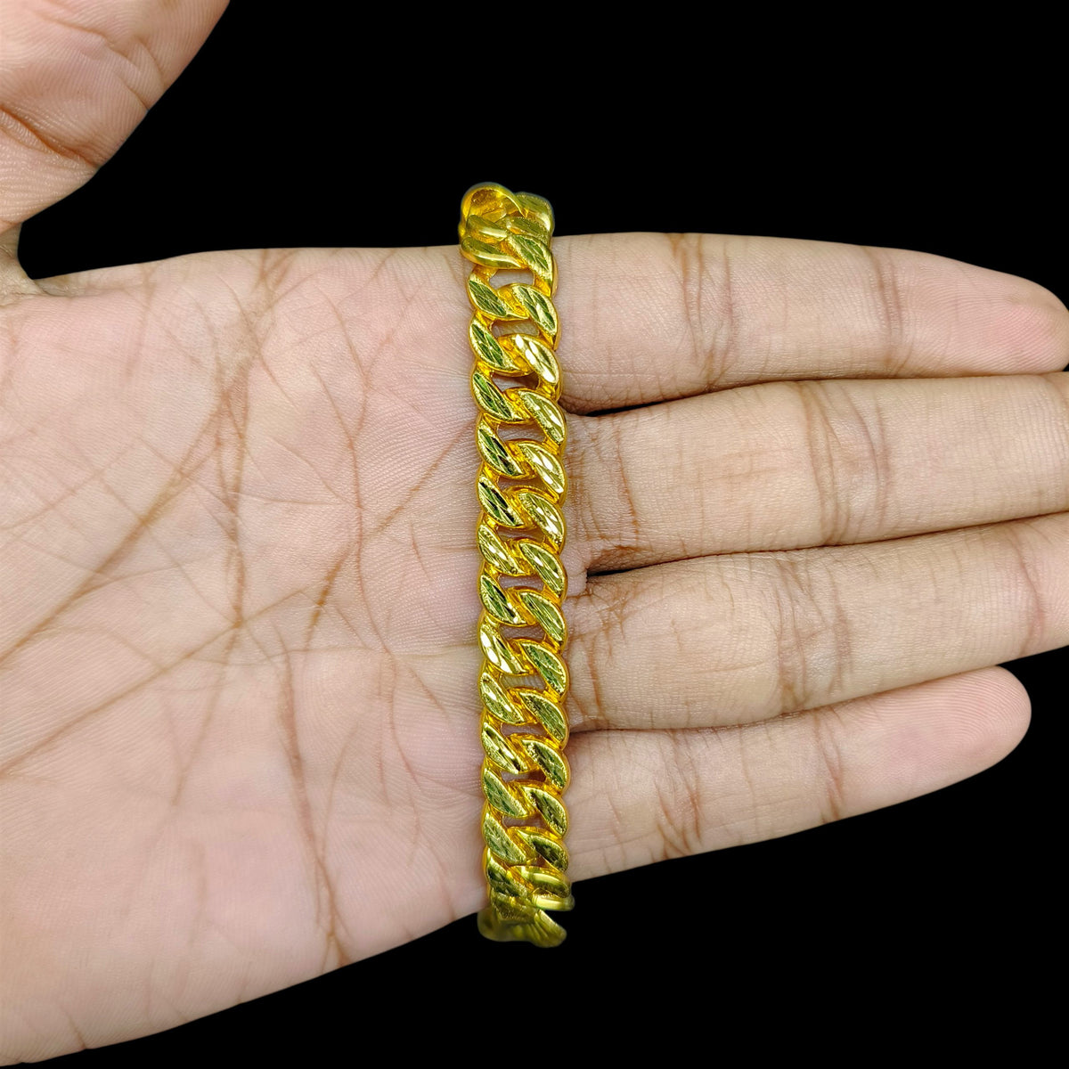 GOLD WRISLET- (XDMGNR)-(SIZE 9")-(WGT: 6.480 GM APPROX) BIS CERTIFIED HUID HALLMARK 9KT GOLD WRISTLET (BRACELET) 1 PIECE FOR MEN.