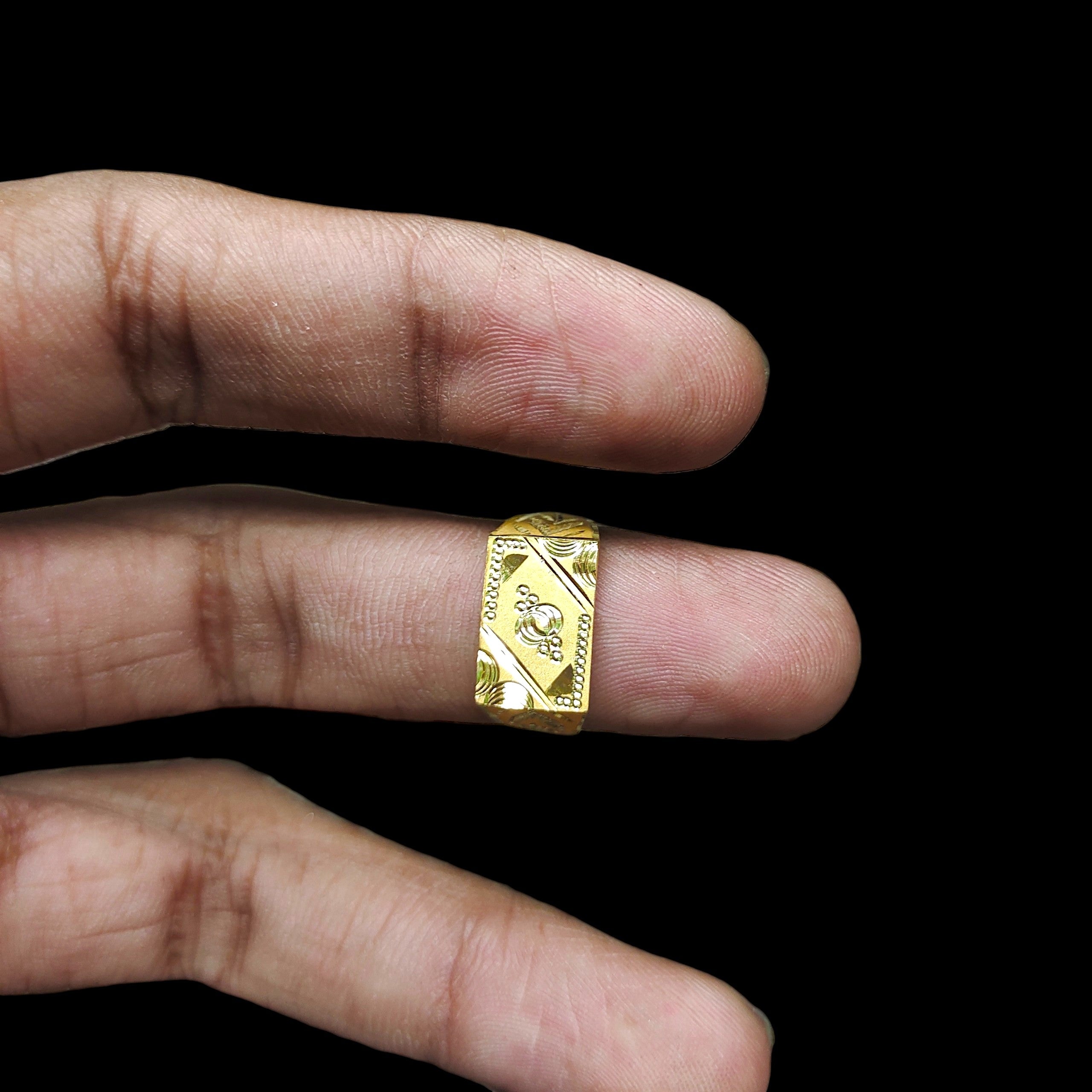 GENTS RING- SIZE:18 (WGT: 1.610 GM APPROX) BIS CERTIFIED HUID HALLMARK 916 22KT GOLD GENTS FINGER RING FOR MEN 1 PIECE.
