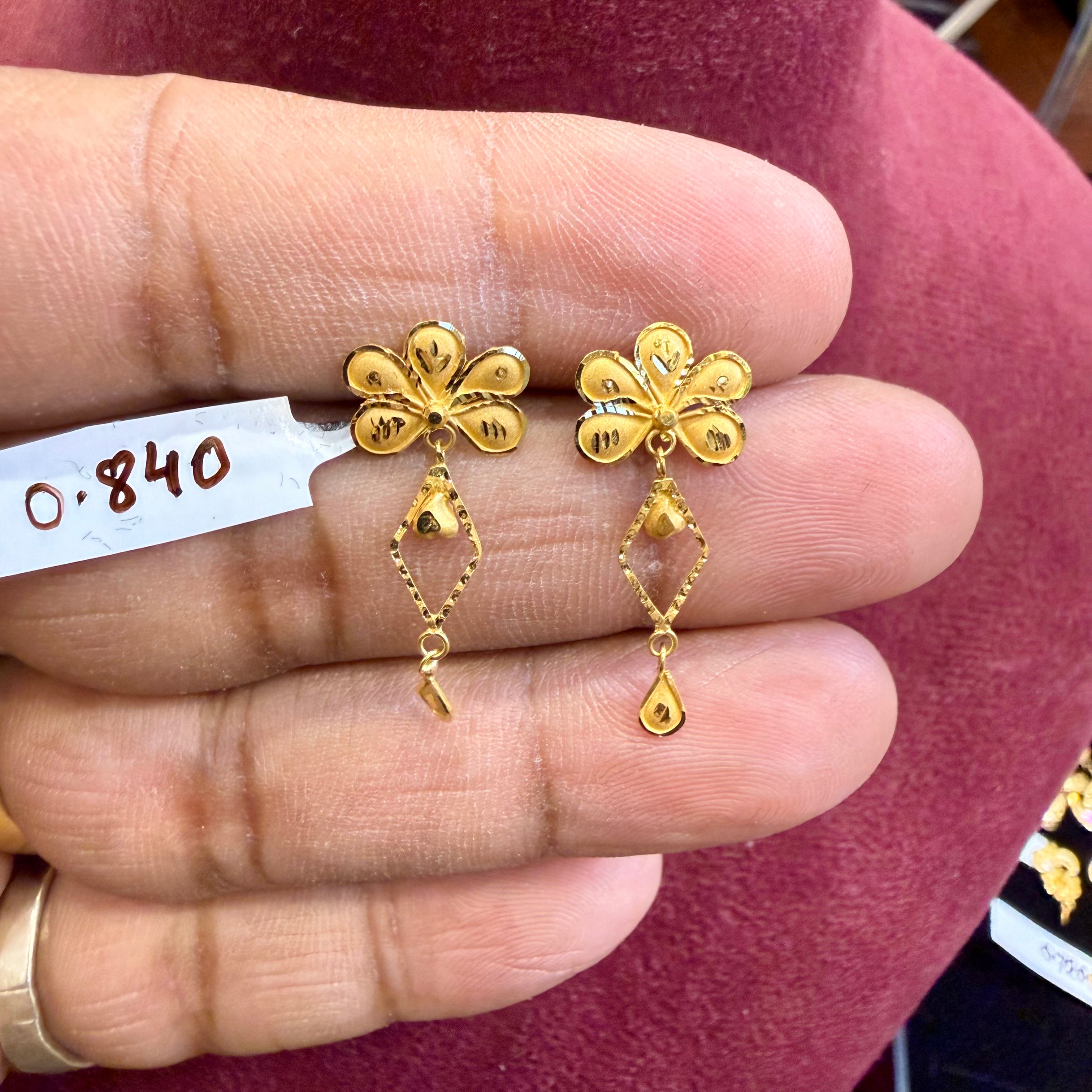 GOLD EARRINGS- WGT: 0.840 GM APPROX BIS CERTIFIED HUID HALLMARK 916 22KT GOLD EARRINGS KANBALA 1 PAIR FOR WOMEN.