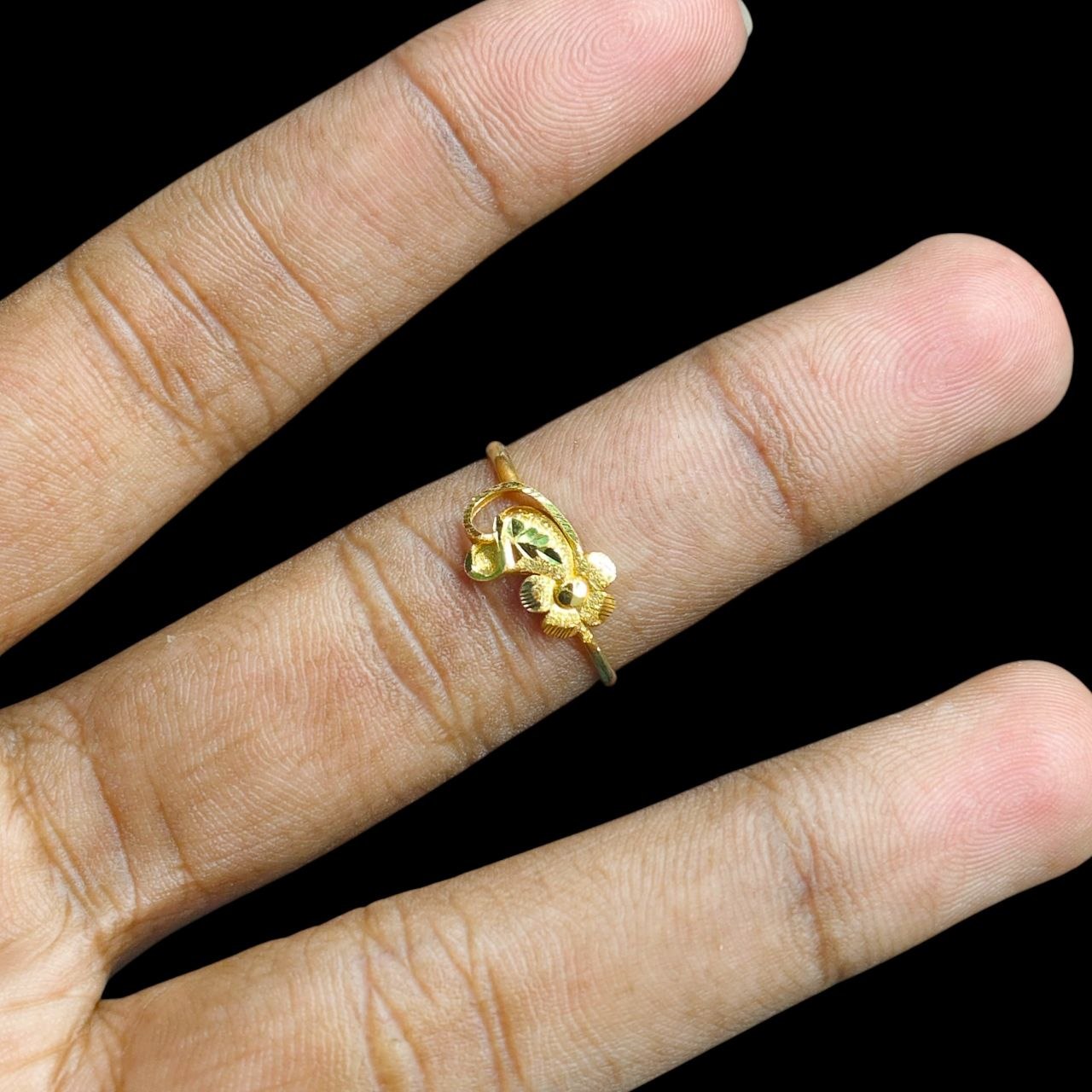 LADIES RING- (SIZE: 17) WGT: 1.040 GM APPROX BIS CERTIFIED HUID HALLMARK 916 22KT GOLD RING FOR WOMEN 1 PIECE.