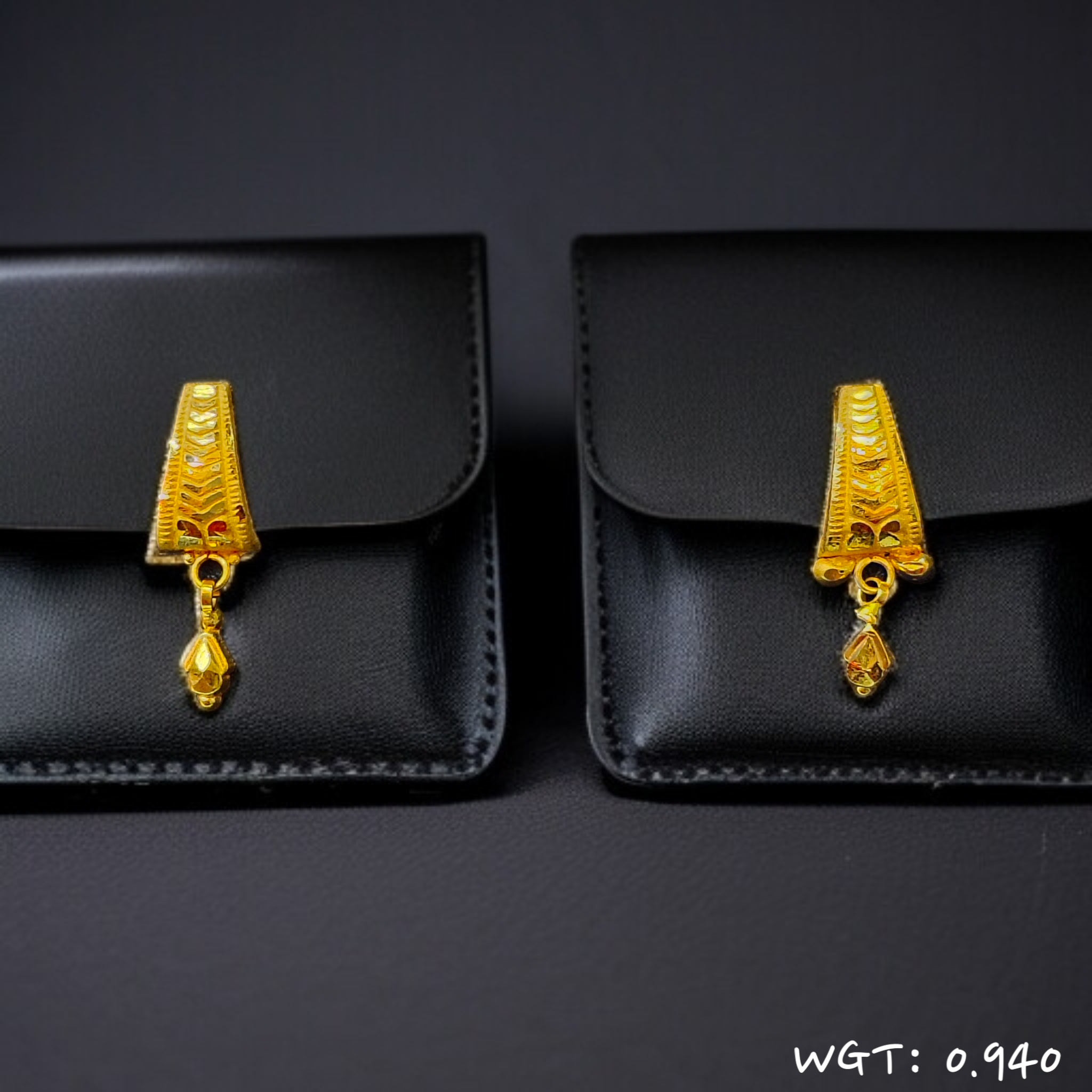 (GSE22) RAJLAXMI WGT: 0.940 GM APPROX HUID HALLMARK 916 22KT GOLD EAR TOPS STUD 1 PAIR FOR REGULAR USE.