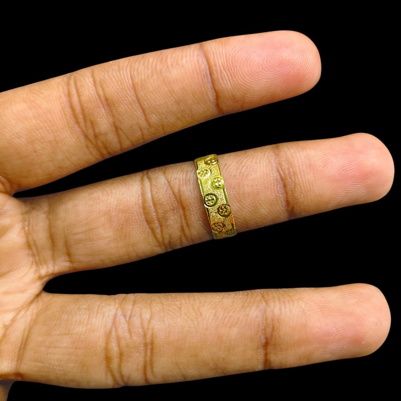 GENTS RING- TRJ (SIZE:18) WGT: 1.100 GM APPROX BIS CERTIFIED HUID HALLMARK 375 9KT GOLD FINGER RING FOR MEN 1 PIECE.(DDISDR)