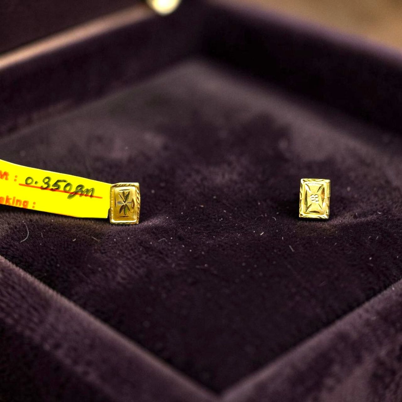 GOLD TOPS- BIS CERTIFIED (WGT: 0.350 GM APPROX) HUID HALLMARK 375 9KT GOLD TOPS 1 PAIR BEST FOR MARRIAGE GIFT.