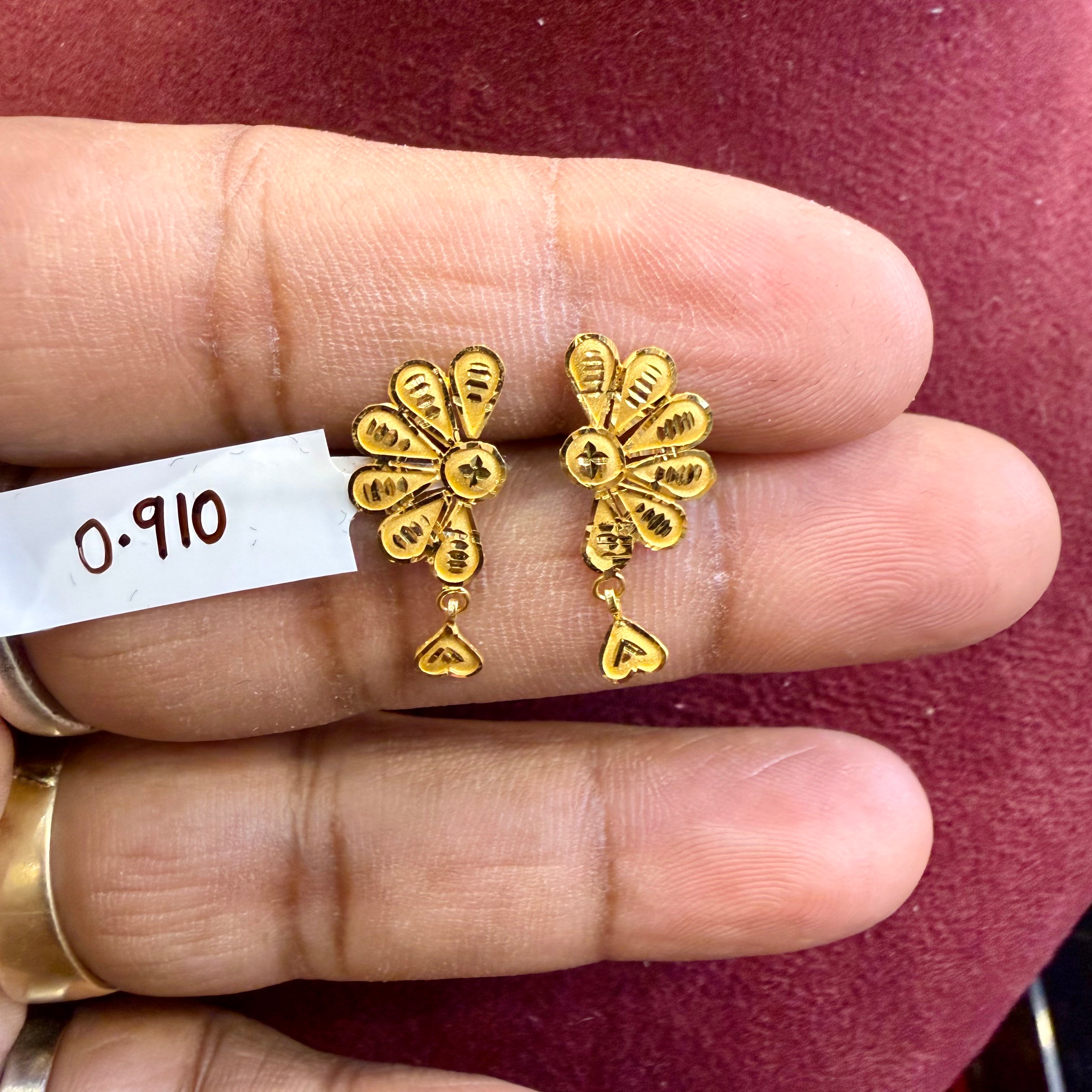 STUD EARRING- BIS CERTIFIED WGT: 0.910 GM APPROX HUID HALLMARK 916 22KT GOLD STUD EARRINGS 1 PAIR FOR WOMEN.