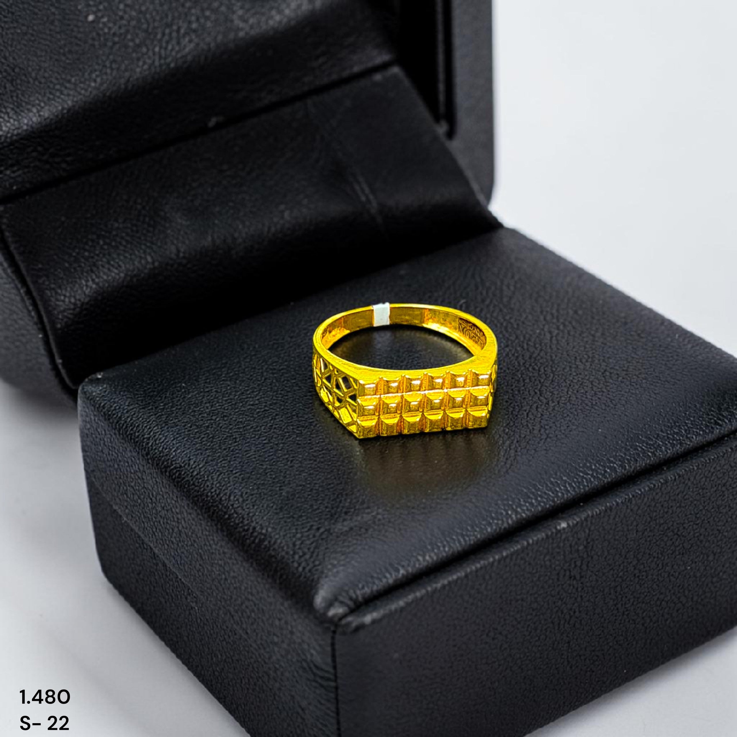 GENTS RING- TRJ (SIZE:22) WGT: 1.480 GM APPROX BIS CERTIFIED HUID HALLMARK 375 9KT GOLD FINGER RING FOR MEN 1 PIECE.