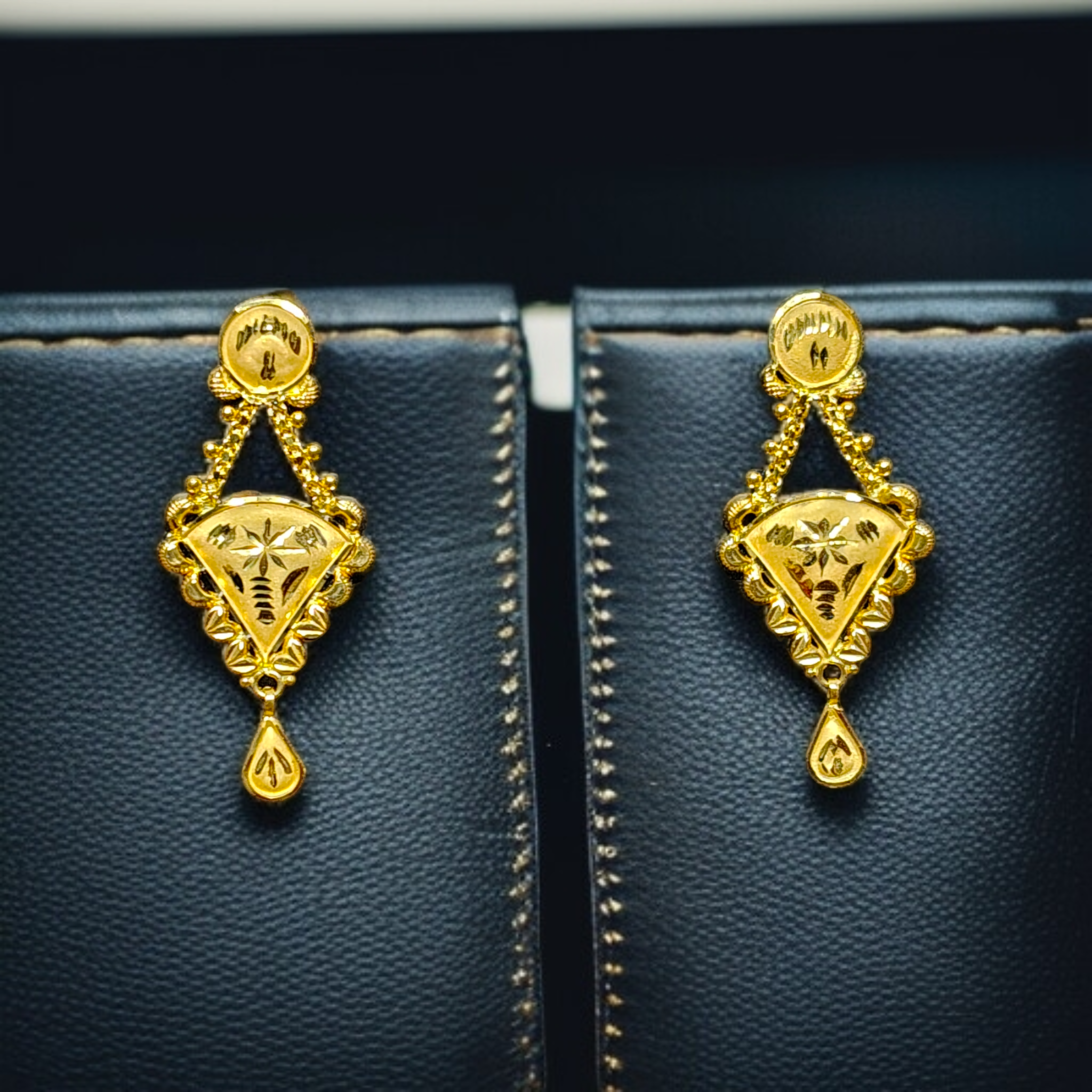 (GEK) TRJ WGT: 2.390 GM APPROX HUID HALLMARK 22KT GOLD EARRINGS KANBALA 1 PAIR FOR WOMEN.