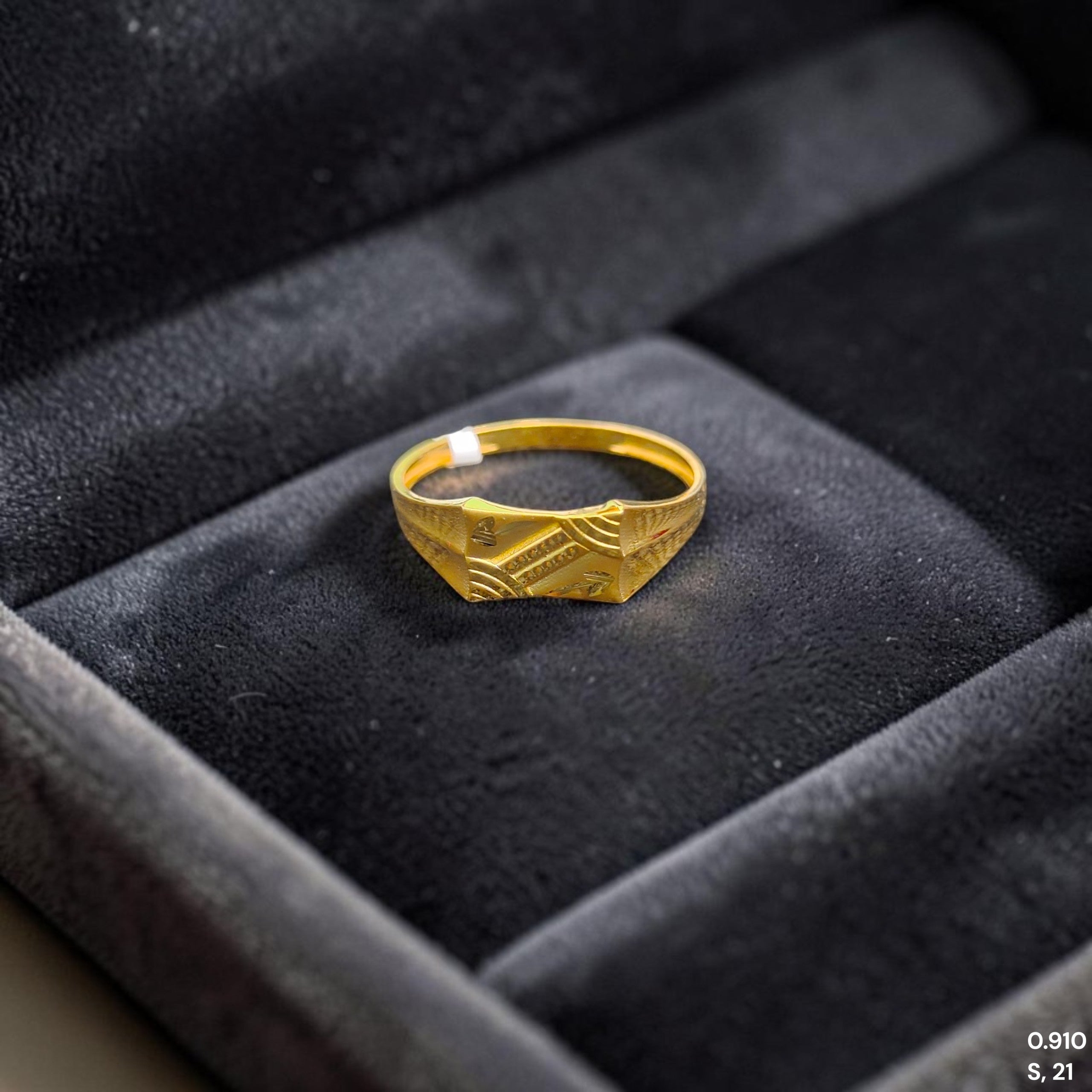 GENTS RING- TRJ (SIZE:21) WGT: 0.910 GM APPROX BIS CERTIFIED HUID HALLMARK 375 9KT GOLD FINGER RING FOR MEN 1 PIECE.