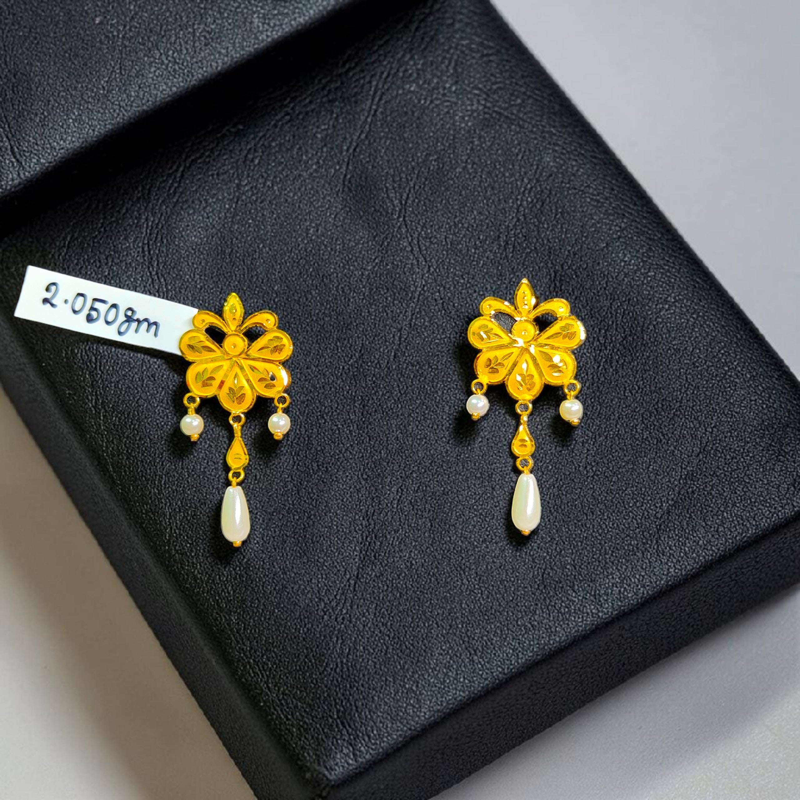 GOLD EARRINGS- BIS CERTIFIED WGT: 2.050 GM APPROX HUID HALLMARK 916 22KT GOLD EARRINGS 1 PAIR FOR WOMEN.