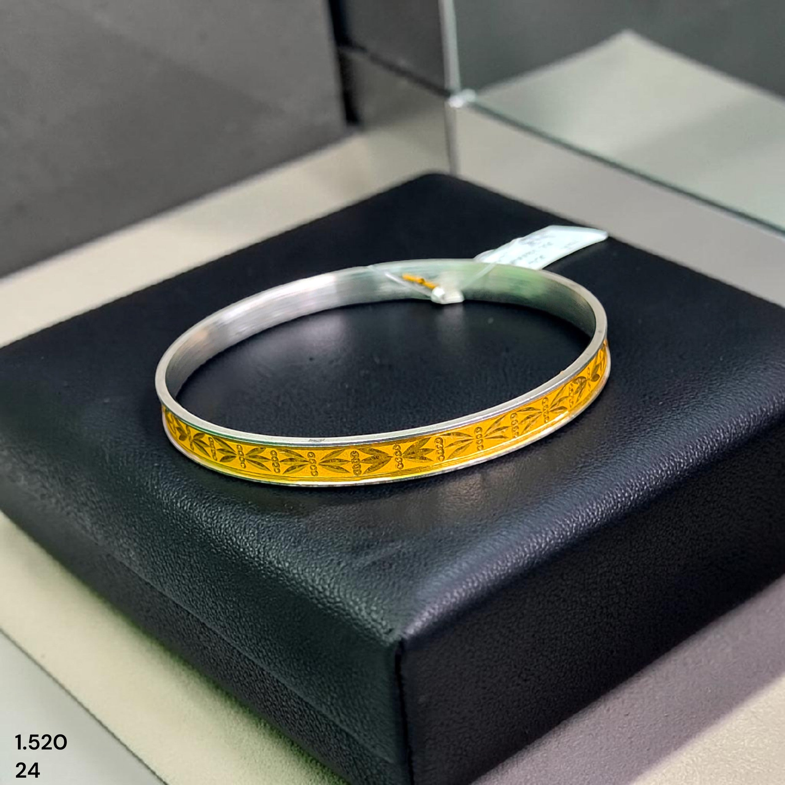 GOLD CHURI NOA- (SIZE: 24) WGT: 1.520 GM APPROX 22KT HUID HALLMARK GOLD NOA BANGLES 1 PIECE.