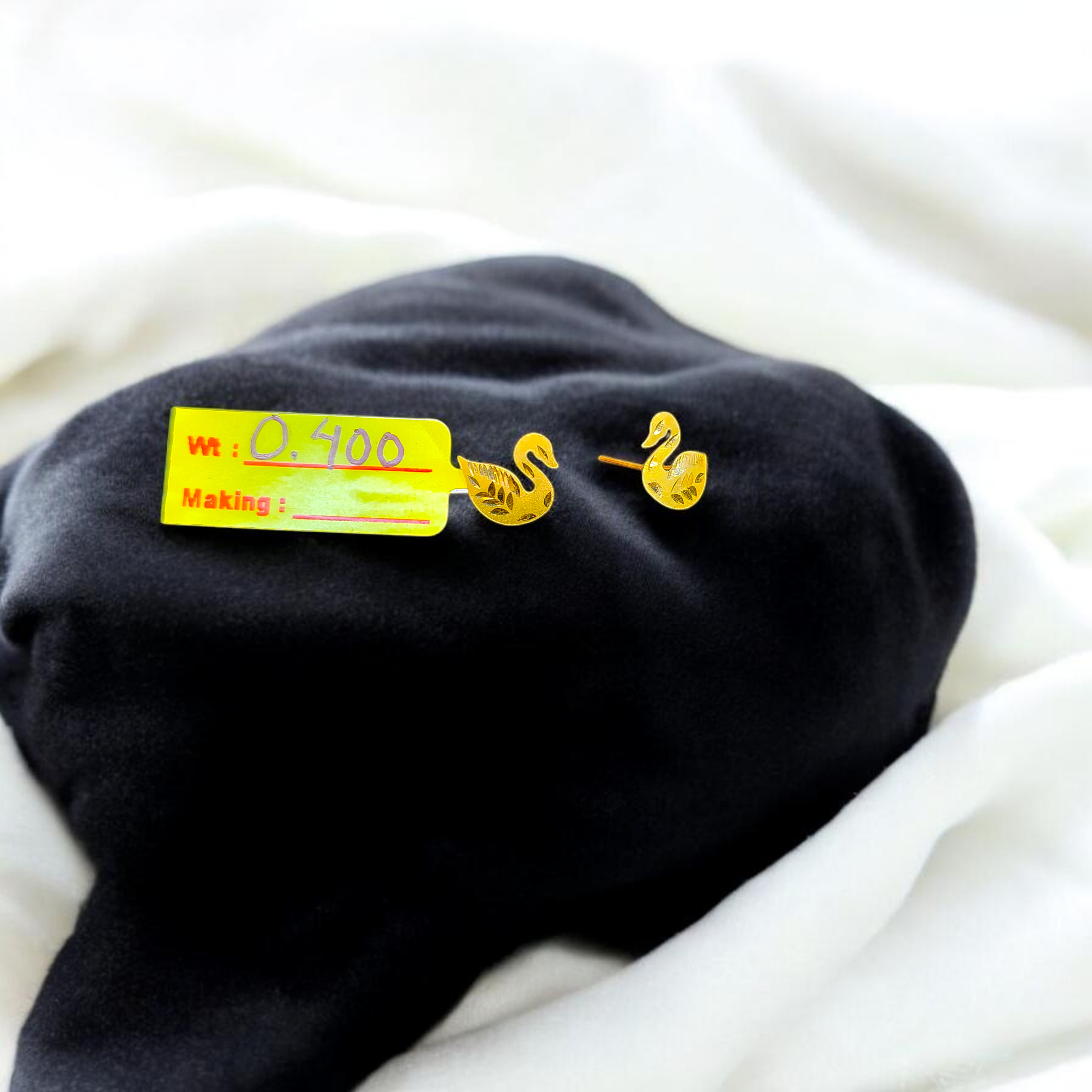 STUD EARRING- BIS CERTIFIED WGT: 0.400 GM APPROX HUID HALLMARK 916 22KT GOLD TOPS 1 PAIR FOR WOMEN.