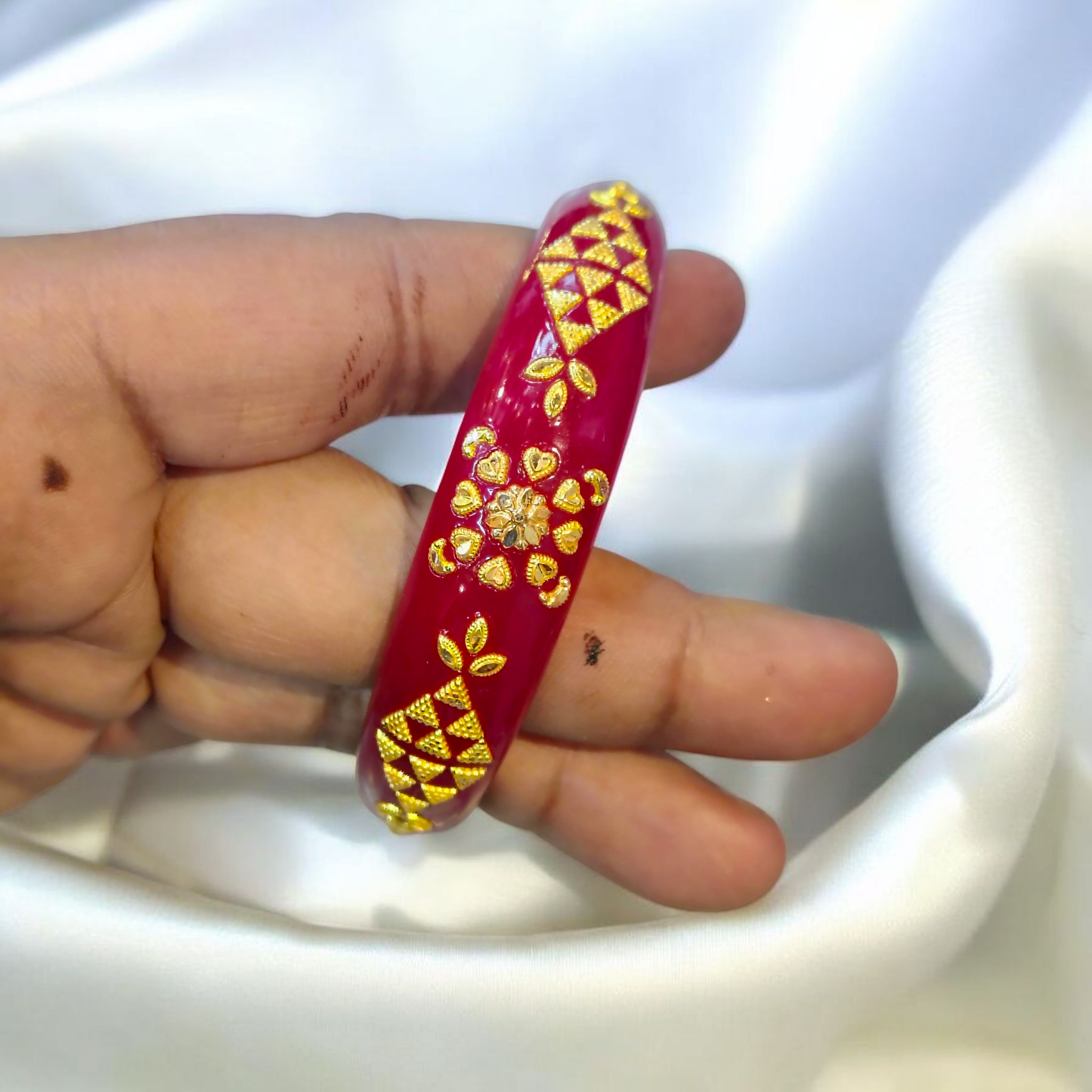 (GBP50) RAJLAXMI CONTRA DESIGN RED COLOUR (50 TONCH) KDM GOLD BRACELET POLA 1 PIECE FOR MARRIED WOMEN (REGULAR USE) APPROX WGT: 0.400 GM SOLD ON MRP BY (MLGJ).