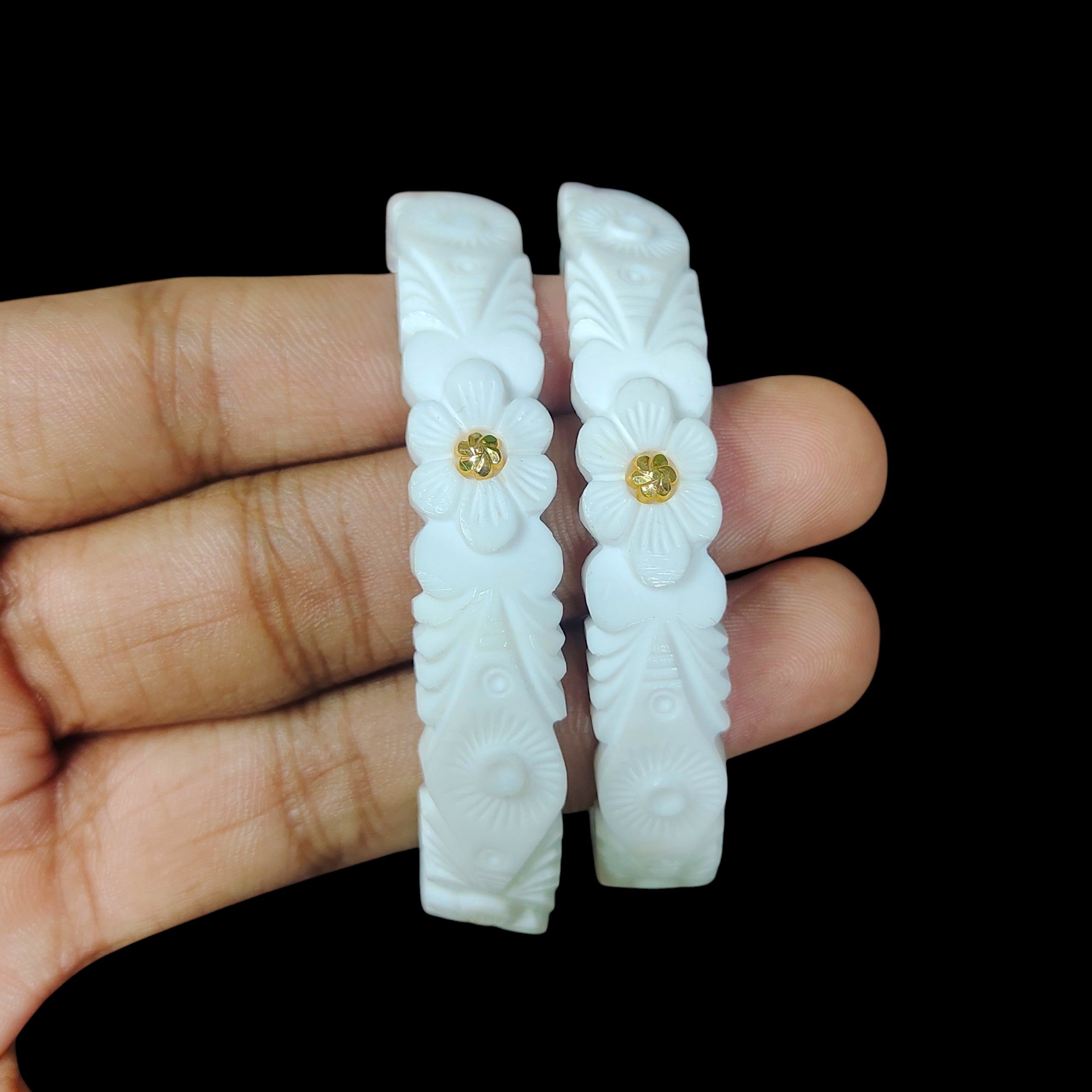 GSB22K- SIZE:26 (WGT: 0.880 GM APPROX) BIS CERTIFIED HUID HALLMARK 22KT GOLD SAKHA BADHANO 1 PAIR FOR WOMEN FOR REGULAR USE.