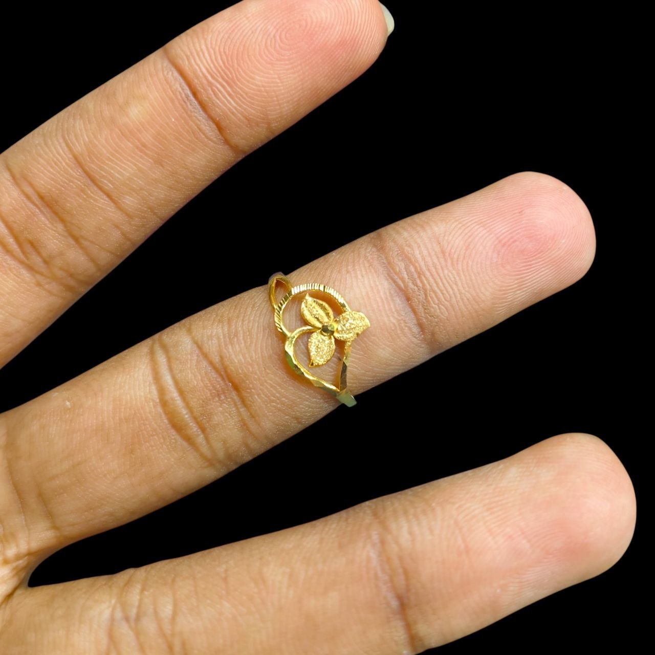 LADIES RING- (SIZE: 13) WGT: 1.190 GM APPROX BIS CERTIFIED HUID HALLMARK 916 22KT GOLD RING FOR WOMEN 1 PIECE.