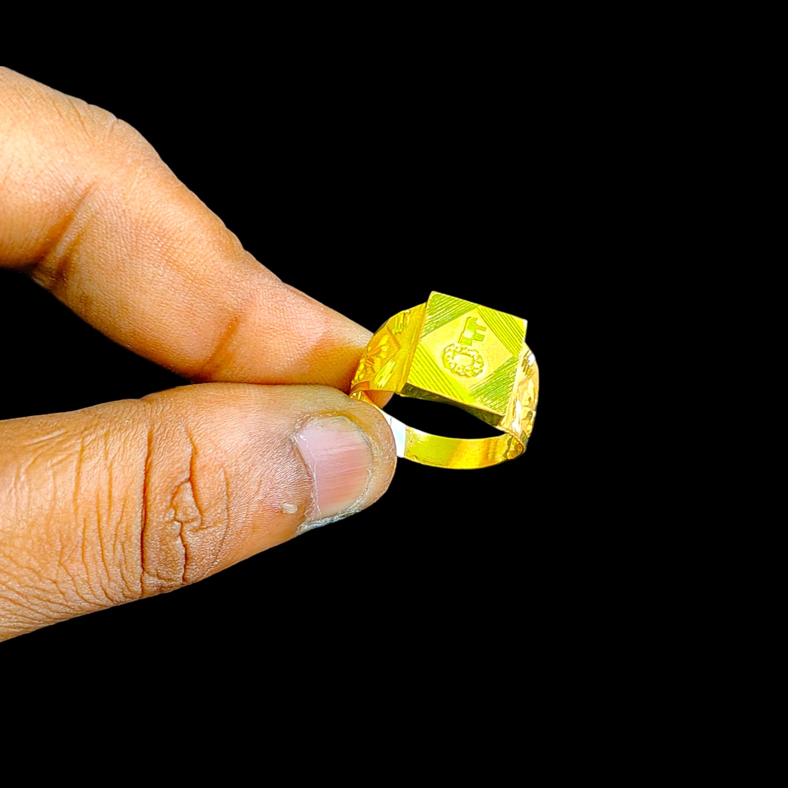 GENTS RING- TRJ (SIZE:21) WGT: 1.300 GM APPROX BIS CERTIFIED HUID HALLMARK 375 9KT GOLD FINGER RING FOR MEN 1 PIECE.