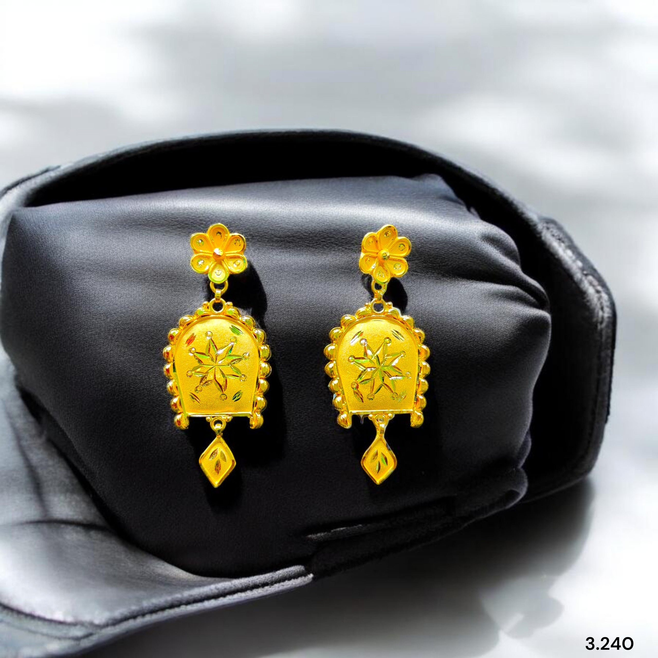 GOLD EARRINGS- (WGT: 3.240 GM APPROX) BIS CERTIFIED HUID HALLMARK 22KT 916 GOLD EARRINGS 1 PAIR FOR WOMEN.