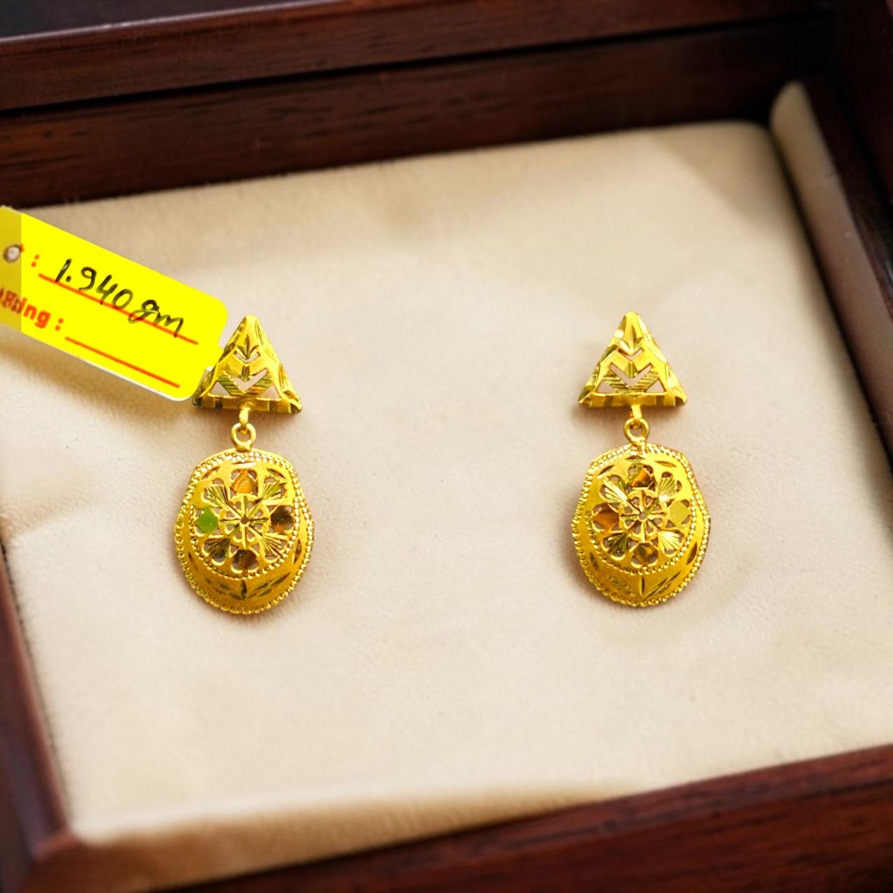 GOLD EARRINGS- WGT: 1.940 GM APPROX BIS CERTIFIED HUID HALLMARK 9KT GOLD EARRINGS 1 PAIR FOR WOMEN (BEST FOR GIFT IN MARRIAGE).