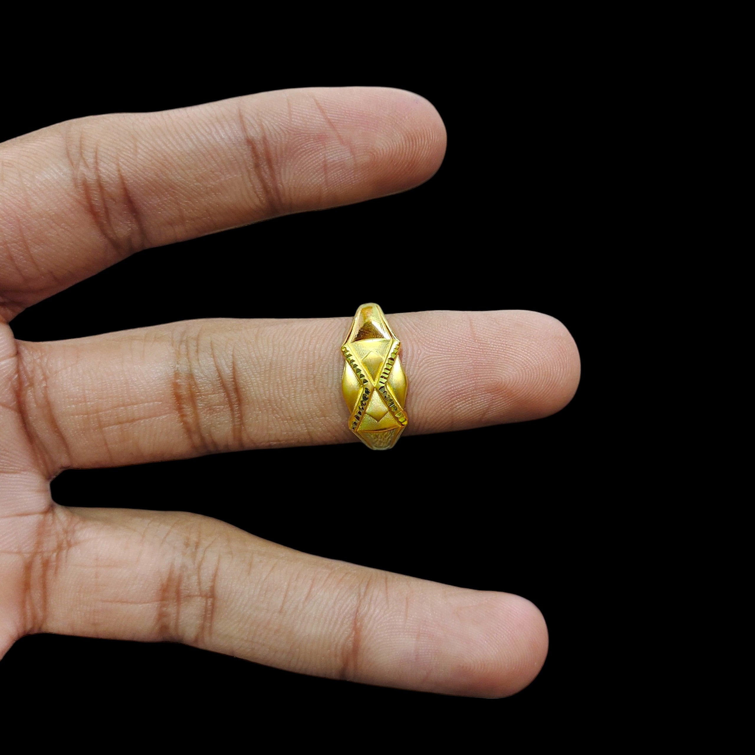 GENTS RING- TRJ (SIZE:19) WGT: 1.330 GM APPROX BIS CERTIFIED HUID HALLMARK 375 9KT GOLD FINGER RING FOR MEN 1 PIECE.