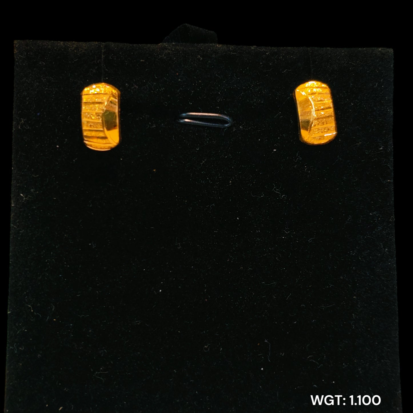 (GPT) TRJ WGT: 1.100 GM APPROX 22KT HUID HALLMARK GOLD EAR STUD 1 PAIR FOR REGULAR USE.