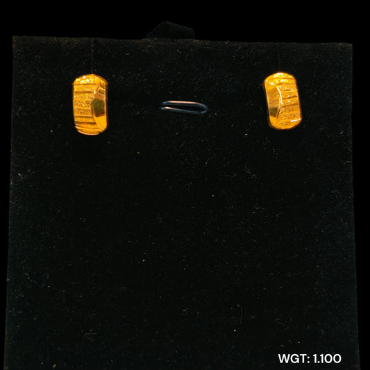 (GPT) TRJ WGT: 1.100 GM APPROX 22KT HUID HALLMARK GOLD EAR STUD 1 PAIR FOR REGULAR USE.