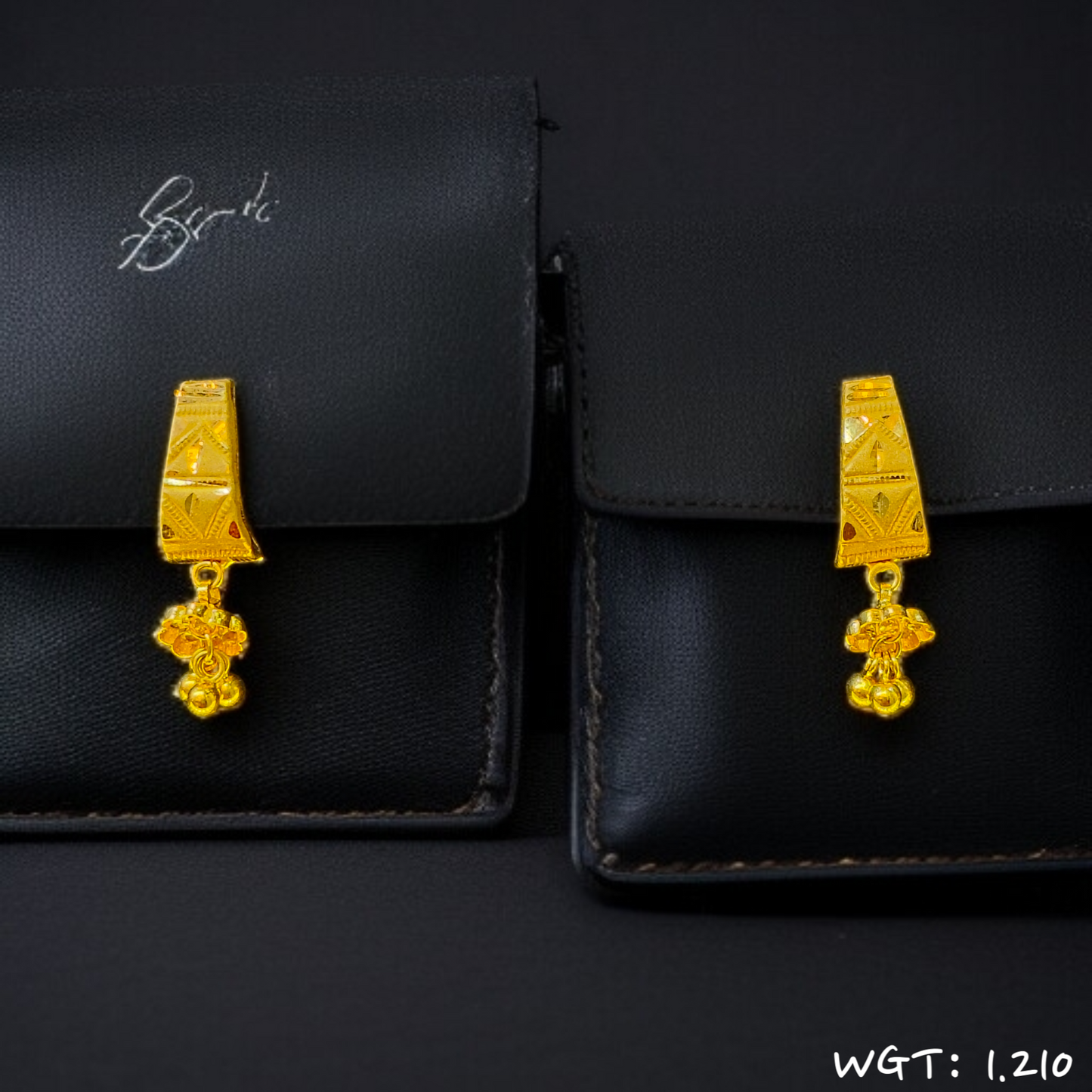RAJLAXMI WGT: 1.210 GM APPROX HUID HALLMARK 916 22KT GOLD EAR TOPS STUD 1 PAIR FOR REGULAR USE.