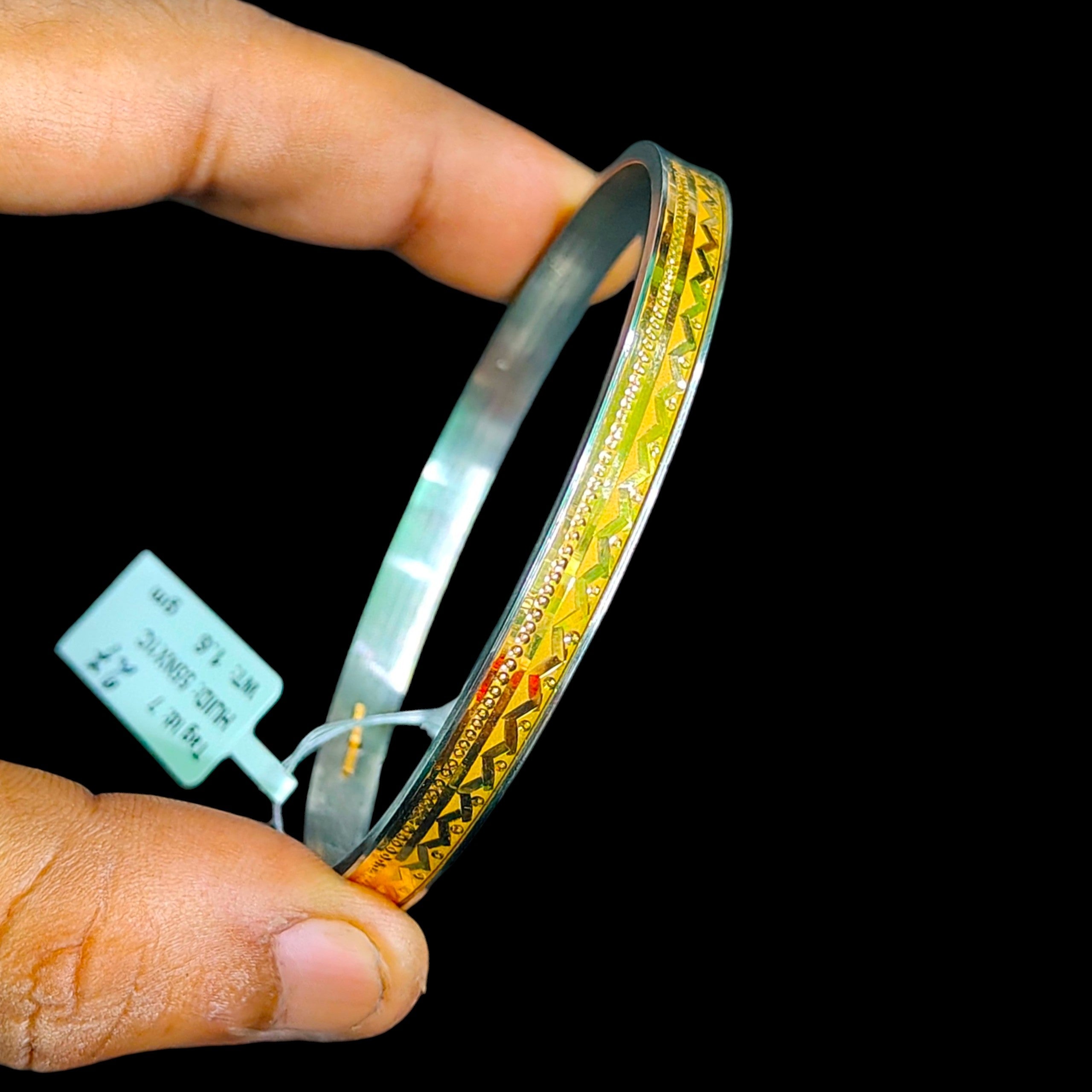GOLD CHURI NOA- (SIZE: 27) WGT: 1.600 GM APPROX 22KT HUID HALLMARK GOLD NOA BANGLES 1 PIECE.
