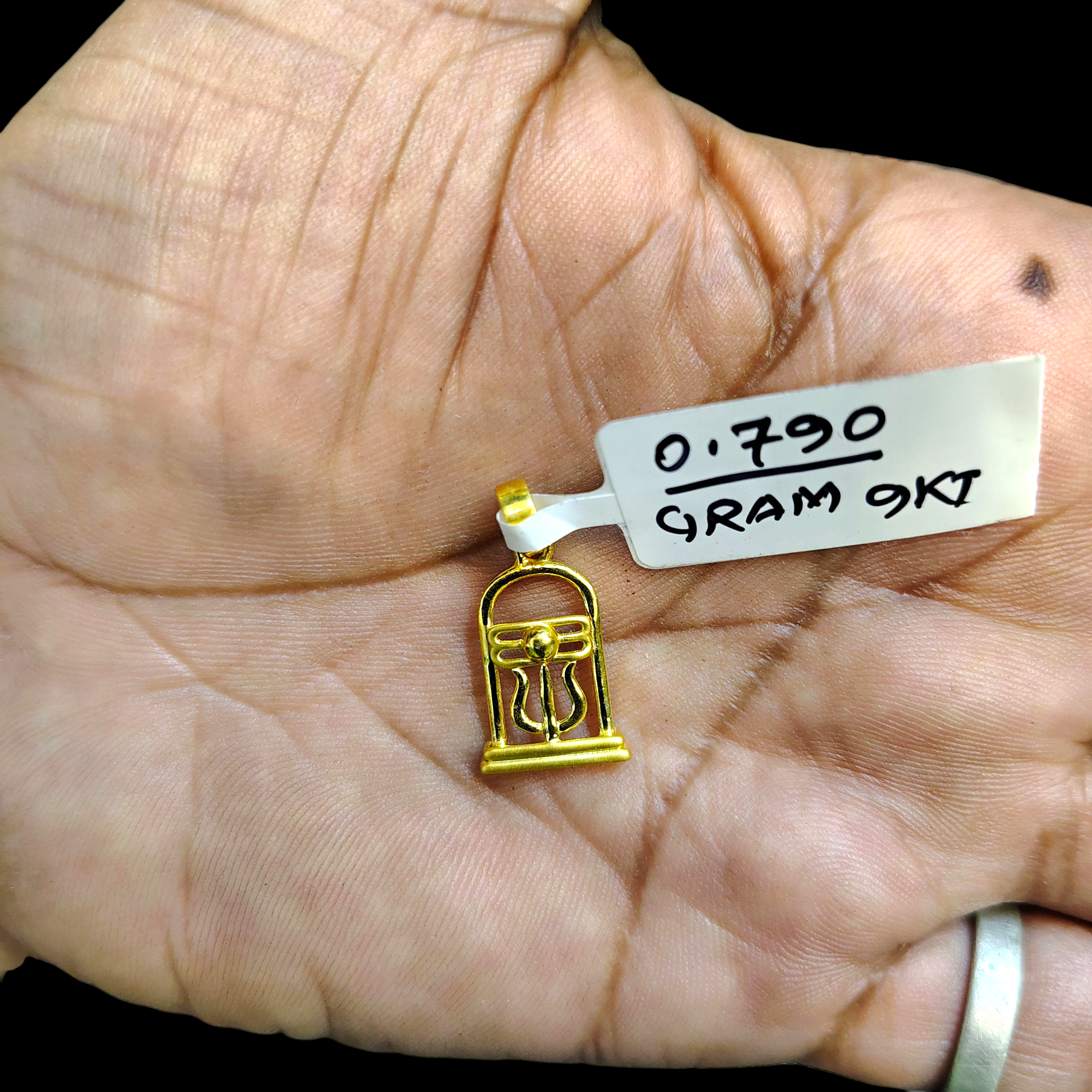 (GLC9) TRJ WGT: 0.790 GM APPROX BIS CERTIFIED HUID HALLMARK 9KT GOLD LOCKET FOR WOMEN 1 PIECE  FOR REGULAR USE CHAIN NOT INCLUDED.