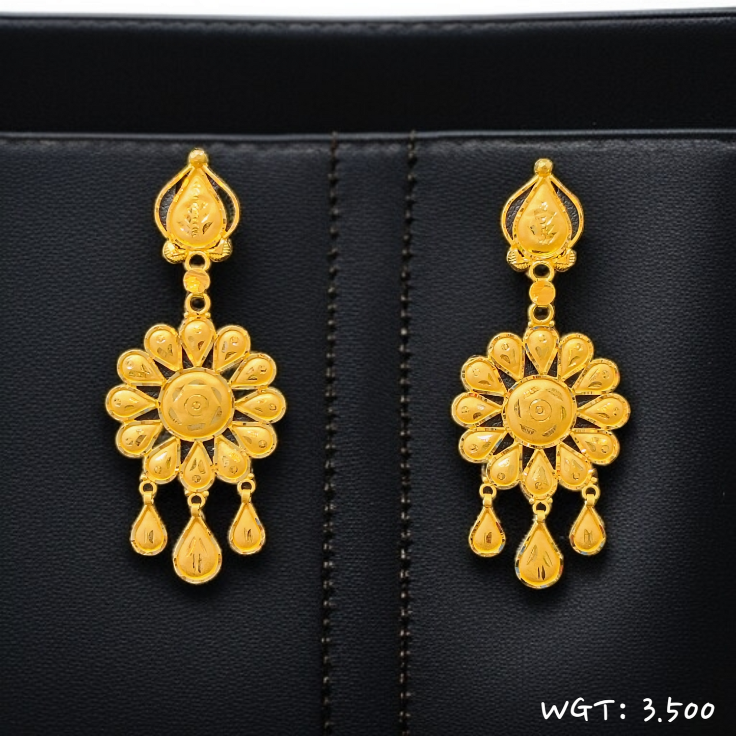 TRJ WGT: 3.500 GM APPROX HUID HALLMARK 22KT GOLD EARRINGS KANBALA 1 PAIR FOR WOMEN.