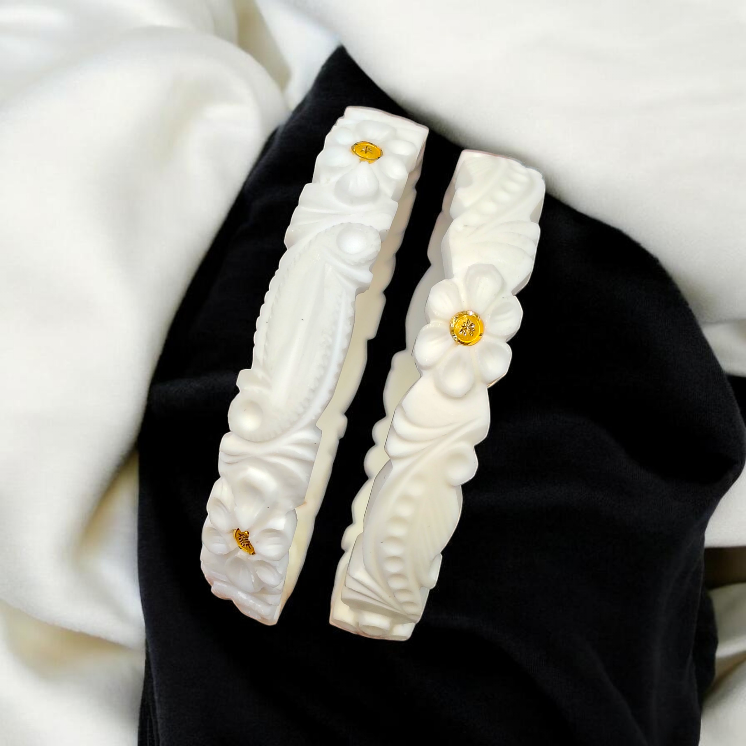 SAKHA BADHANO- WGT: 0.400 GM APPROX HUID HALLMARK 916 22KT GOLD SAKHA BADHANO (BROAD FUL DESIGN) 1 PAIR DESIGN FOR REGULAR USE (GET ANY DESIGN AS PER SIZE).