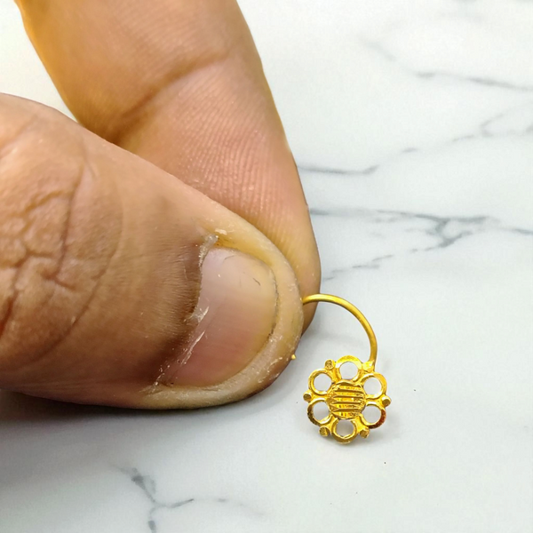 RAJLAXMI WGT: 0.320 GM APPROX HUID HALLMARK 22KT GOLD NOSEPIN 1 PIECE FOR WOMEN.