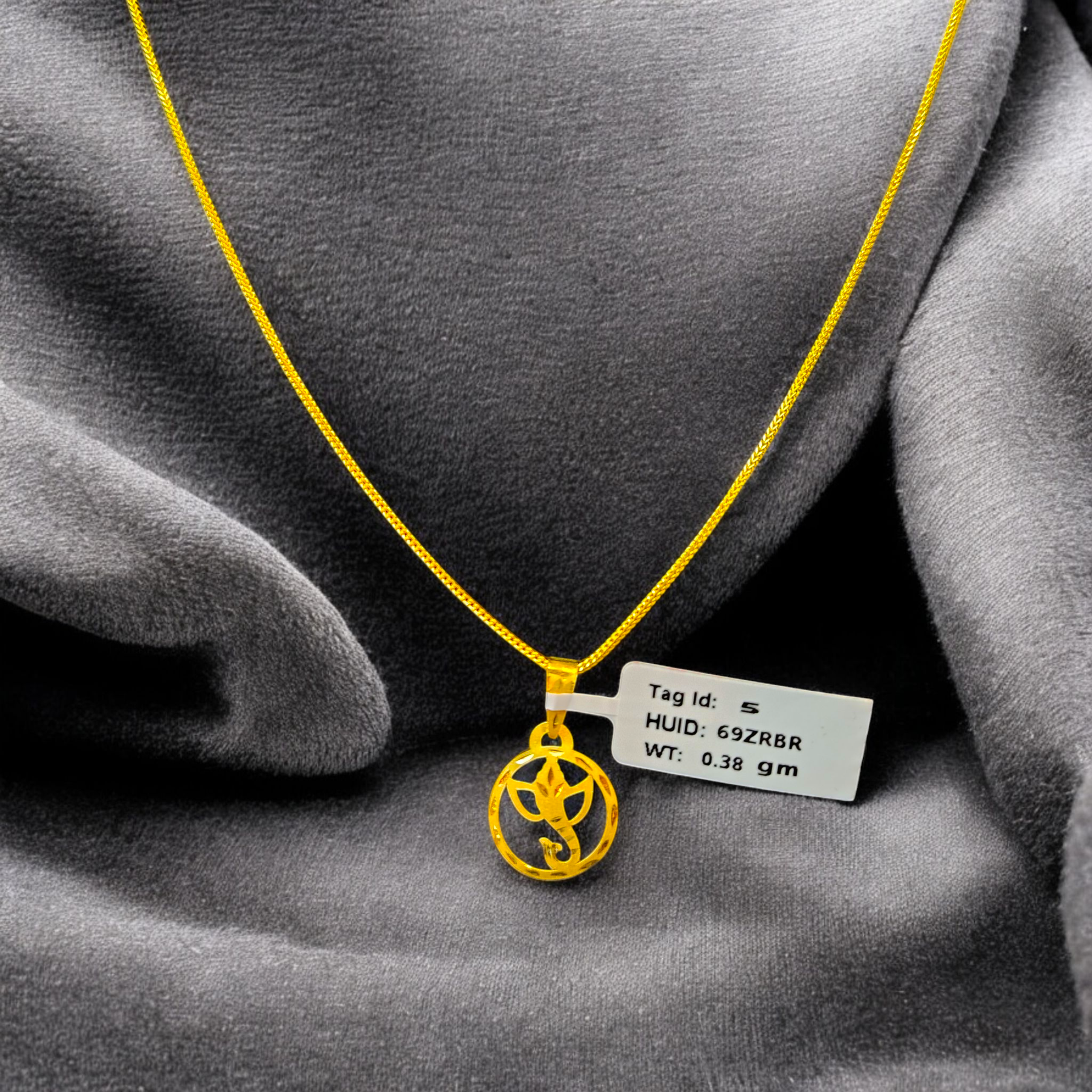 (GLC22) LOCKET WGT: 0.380 GM APPROX BIS CERTIFIED HUID HALLMARK 916 22KT GOLD LOCKET 1 PIECE FOR UNISEX. (CHAIN NOT INCLUDED).