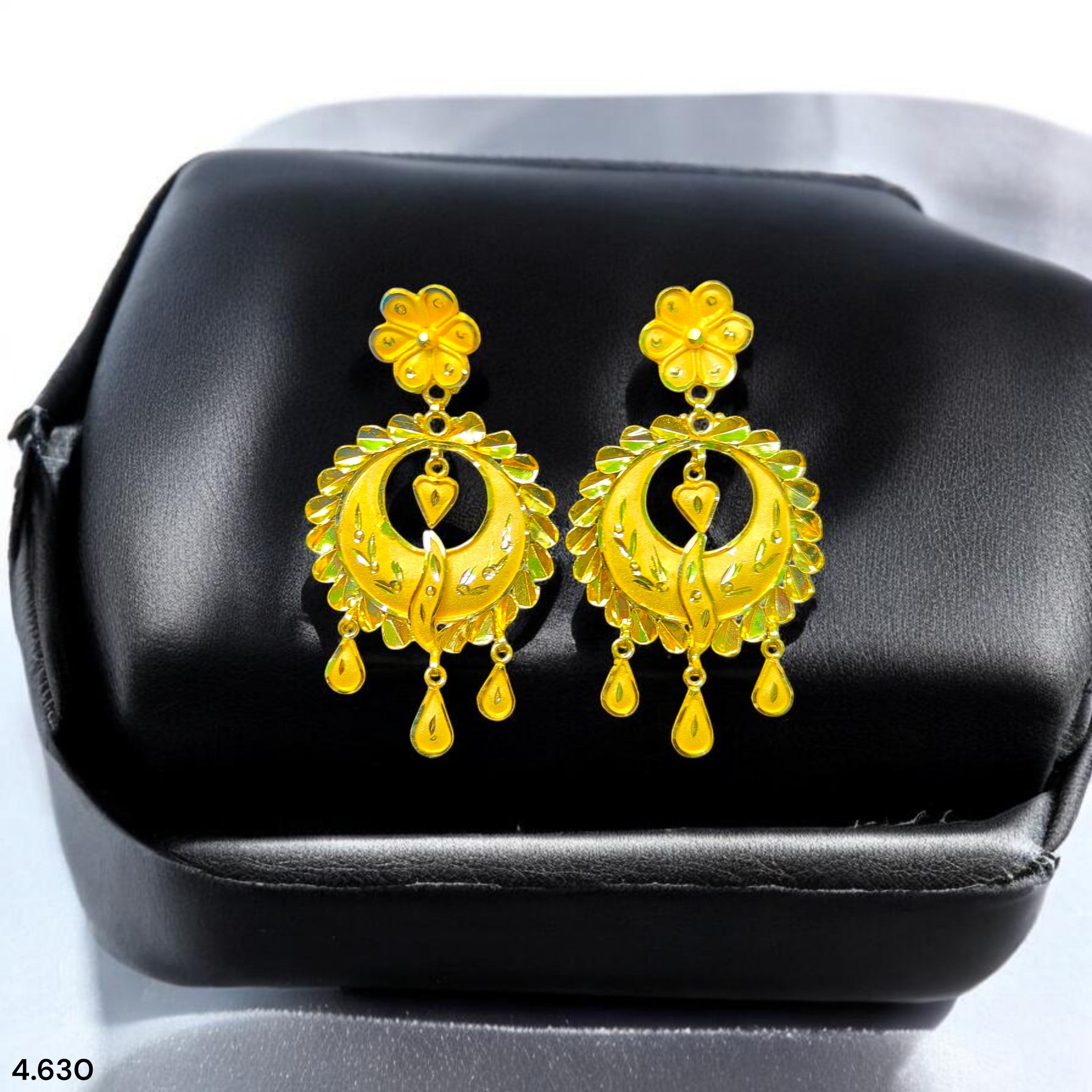 GOLD EARRINGS- (WGT: 4.630 GM APPROX) BIS CERTIFIED HUID HALLMARK 22KT 916 GOLD EARRINGS 1 PAIR FOR WOMEN.