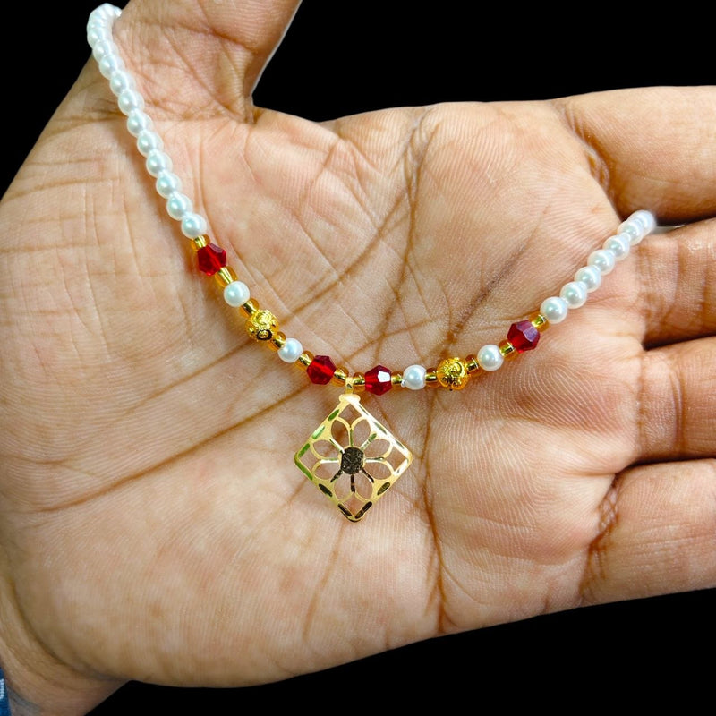 GOLD LOCKET- WGT: 0.220 GM APPROX BIS CERTIFIED HUID HALLMARK 22KT GOLD MOTI LOCKET 1 PIECE FOR WOMEN (WITH PUTI CHAIN).