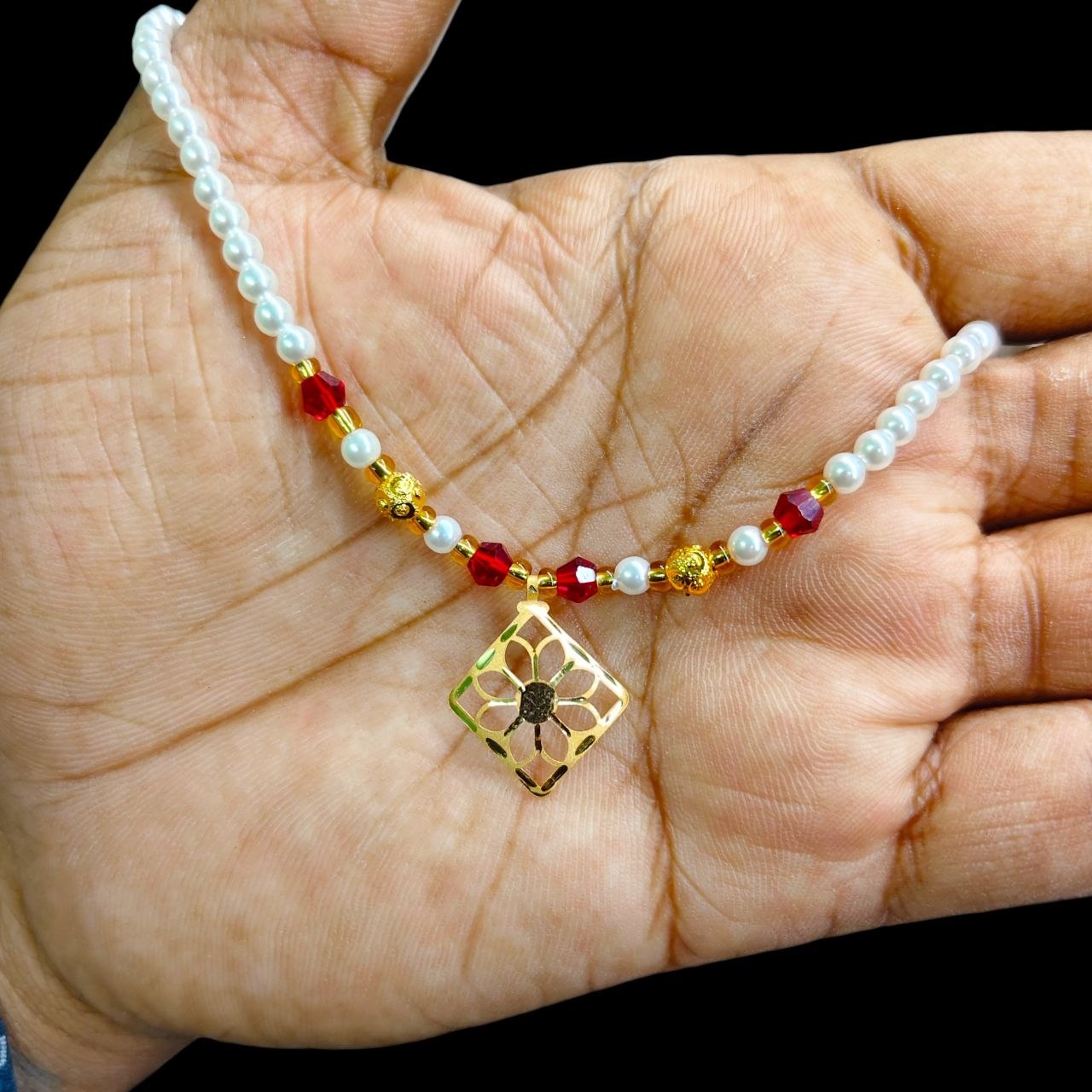 GOLD LOCKET- WGT: 0.220 GM APPROX BIS CERTIFIED HUID HALLMARK 22KT GOLD MOTI LOCKET 1 PIECE FOR WOMEN (WITH PUTI CHAIN).