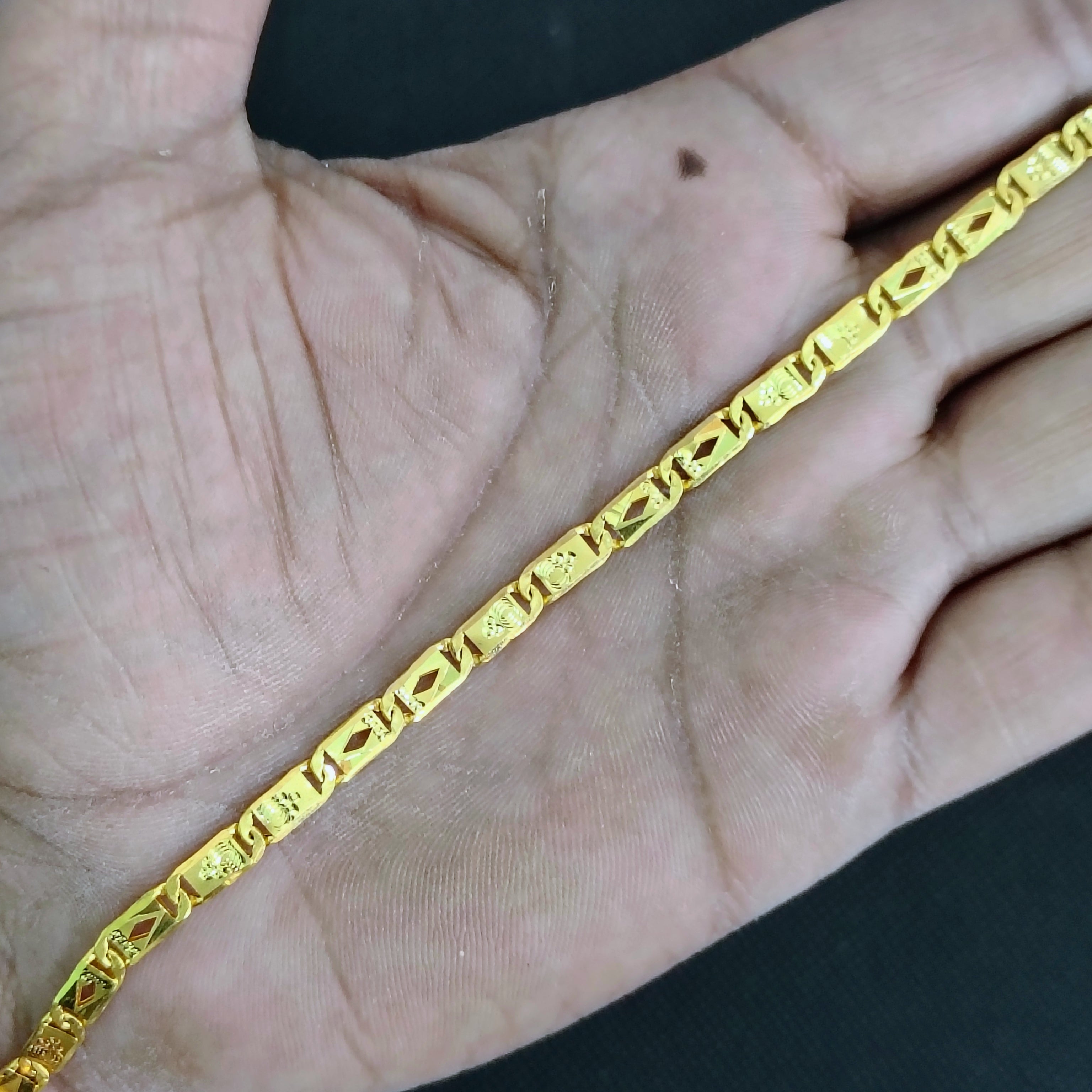 GOLD WRISTLET- 8" INCH WGT: 3.730 GM APPROX HUID HALLMARK 22KT GOLD WRISTLET 1 PIECE FOR MEN.