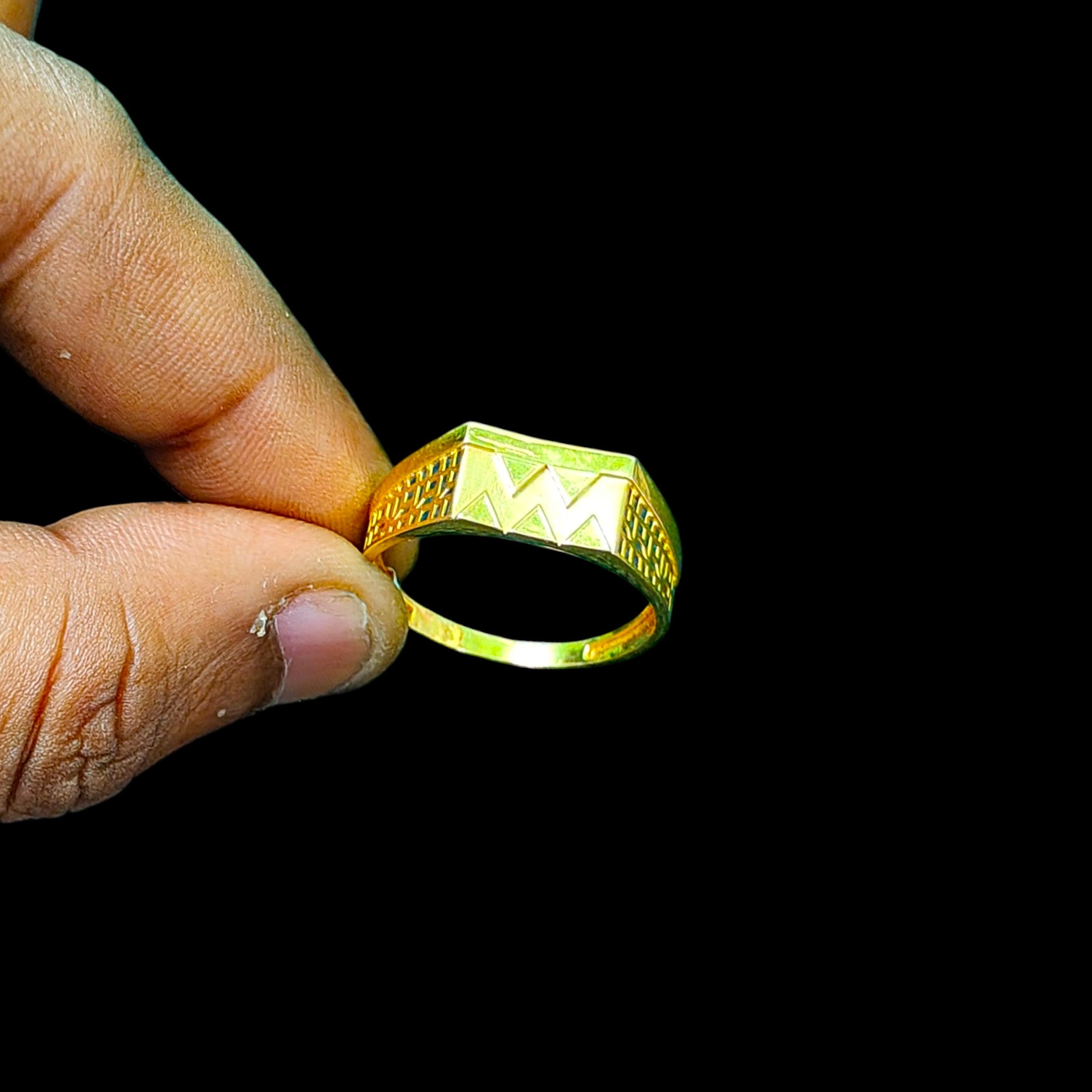 GENTS RING- TRJ (SIZE:27) WGT: 1.760 GM APPROX BIS CERTIFIED HUID HALLMARK 375 9KT GOLD FINGER RING FOR MEN 1 PIECE.