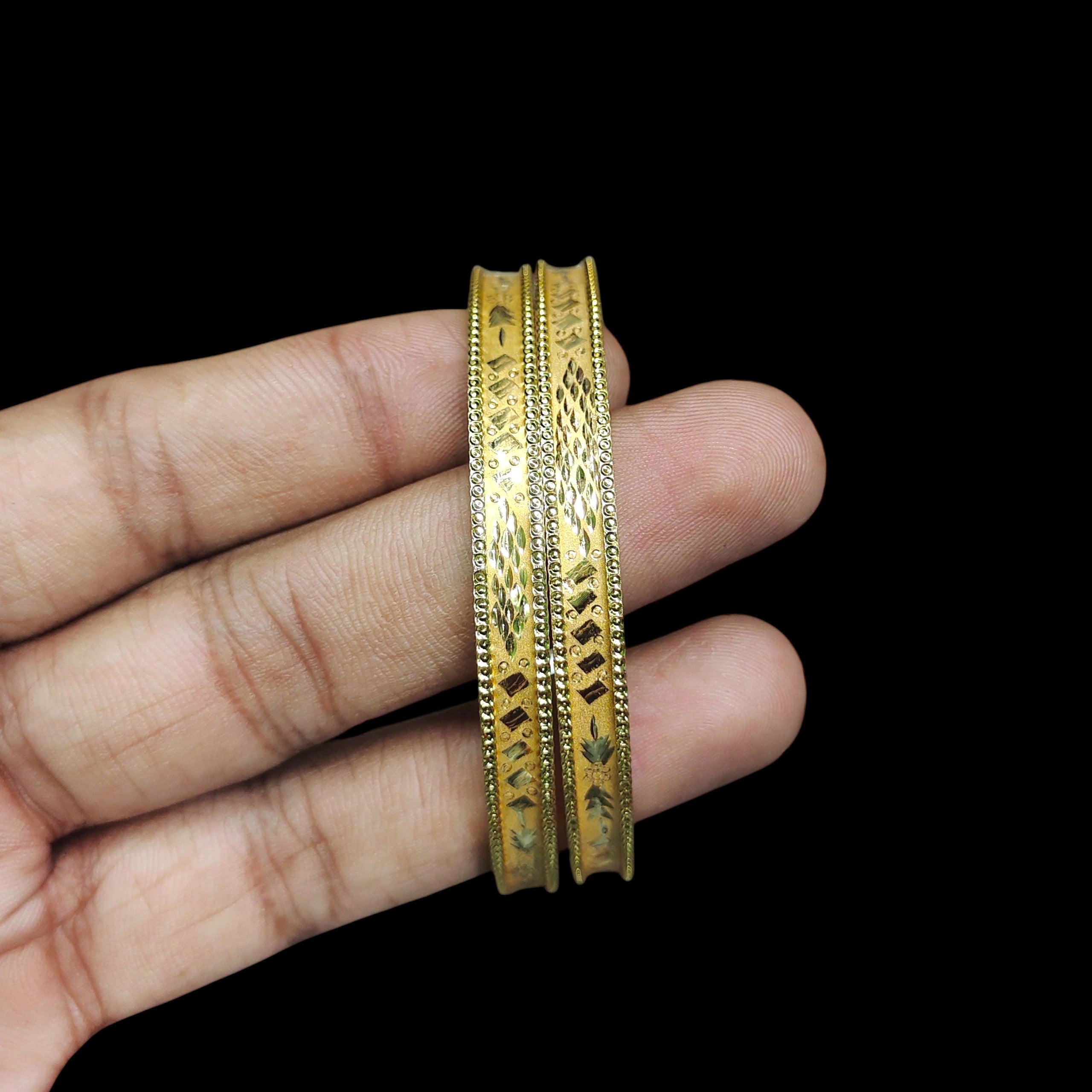 GOLD CHURI NOA- SIZE-27 (WGT: 1.530 GM APPROX) BIS CERTIFIED HUID HALLMARK 22KT GOLD SOCKET CHURI (CHILA PATH DESIGN) 1 PAIR FOR REGULAR USE FOR WOMAN.