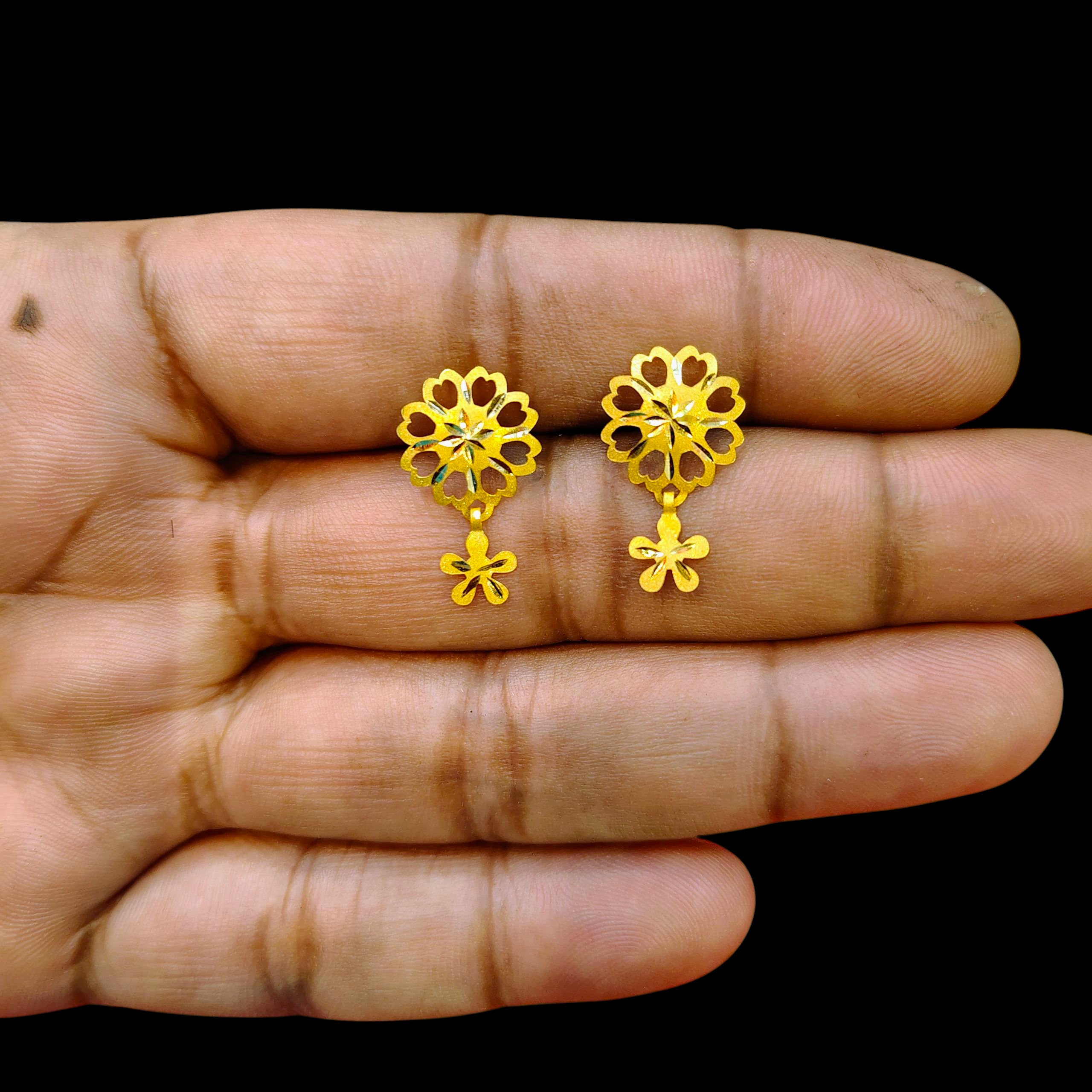 (GSE22) BIS CERTIFIED WGT: 0.570 GM APPROX HUID HALLMARK 916 22KT GOLD TOPS 1 PAIR FOR WOMEN.