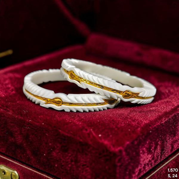 GSB9K- (U73LYY)-(P8SDVZ) (SIZE:24) (WGT: 1.570 GM APPROX) BIS CERTIFIED HUID HALLMARK 375 9KT GOLD SAKHA BADHANO 1 PAIR FOR WOMEN (CHILA PATH DESIGN) NOT FOR REGULAR USE.