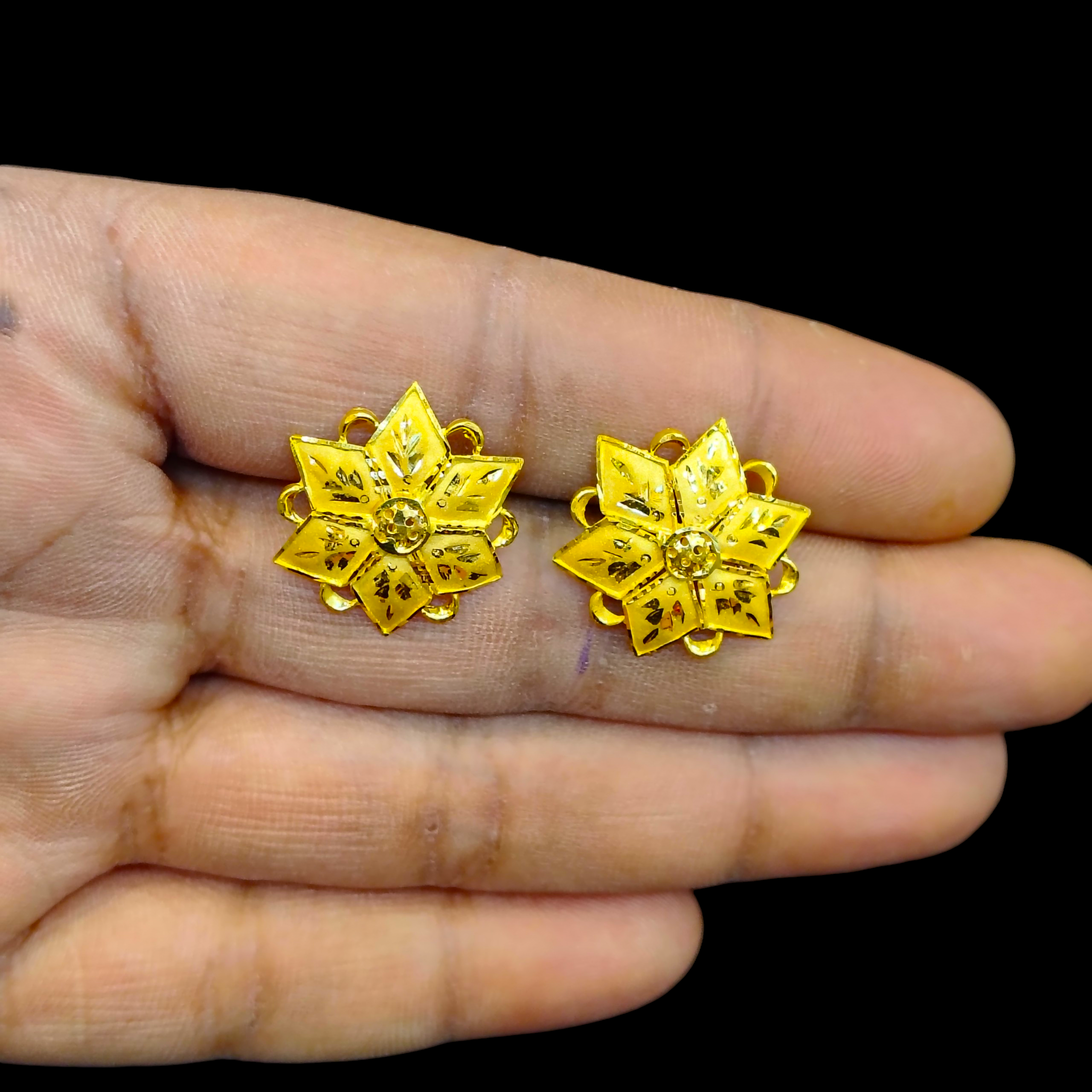 STUD EARRING- BIS CERTIFIED WGT: 1.660 GM APPROX HUID HALLMARK 916 22KT GOLD PASHA TOPS 1 PAIR FOR WOMEN.