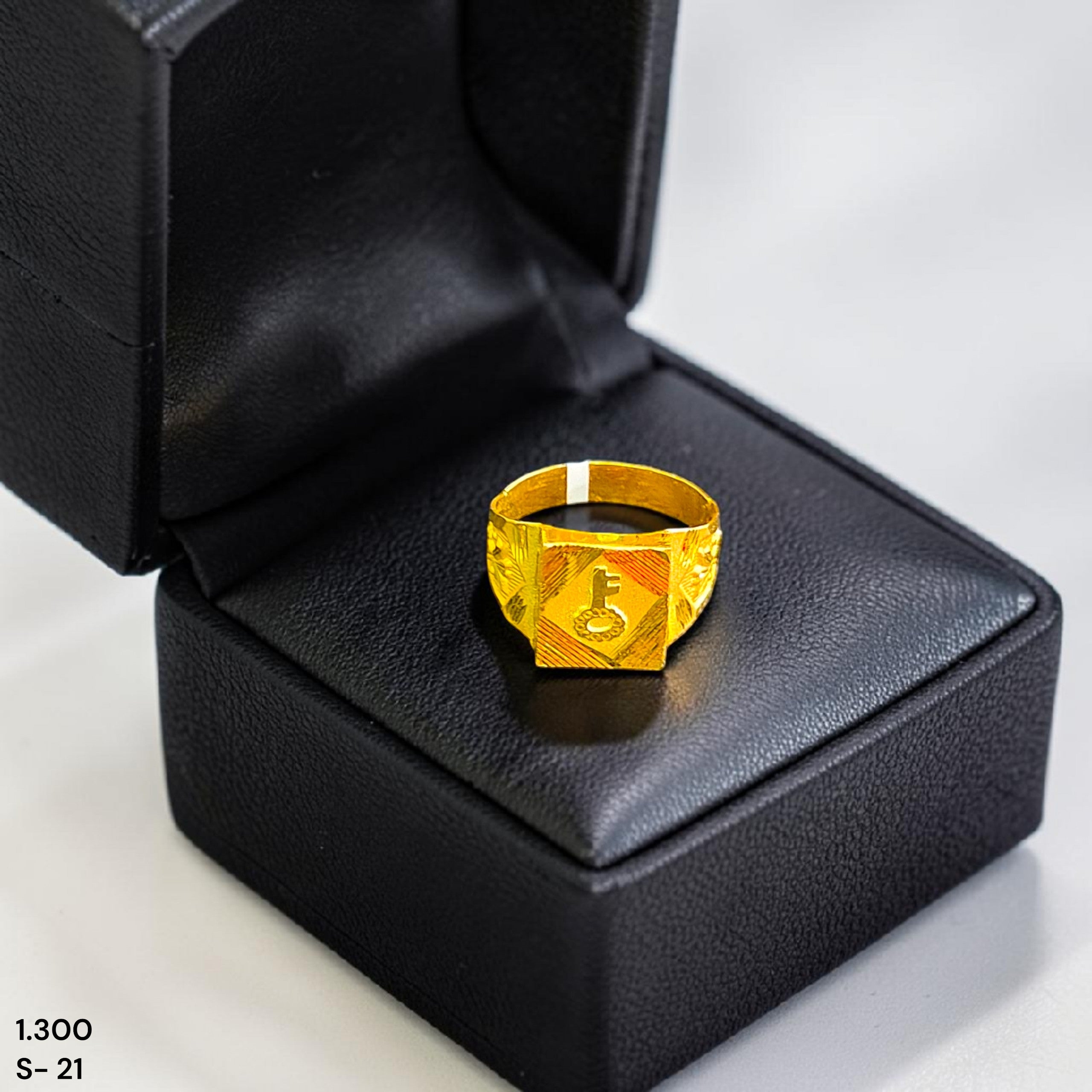 GENTS RING- TRJ (SIZE:21) WGT: 1.300 GM APPROX BIS CERTIFIED HUID HALLMARK 375 9KT GOLD FINGER RING FOR MEN 1 PIECE.