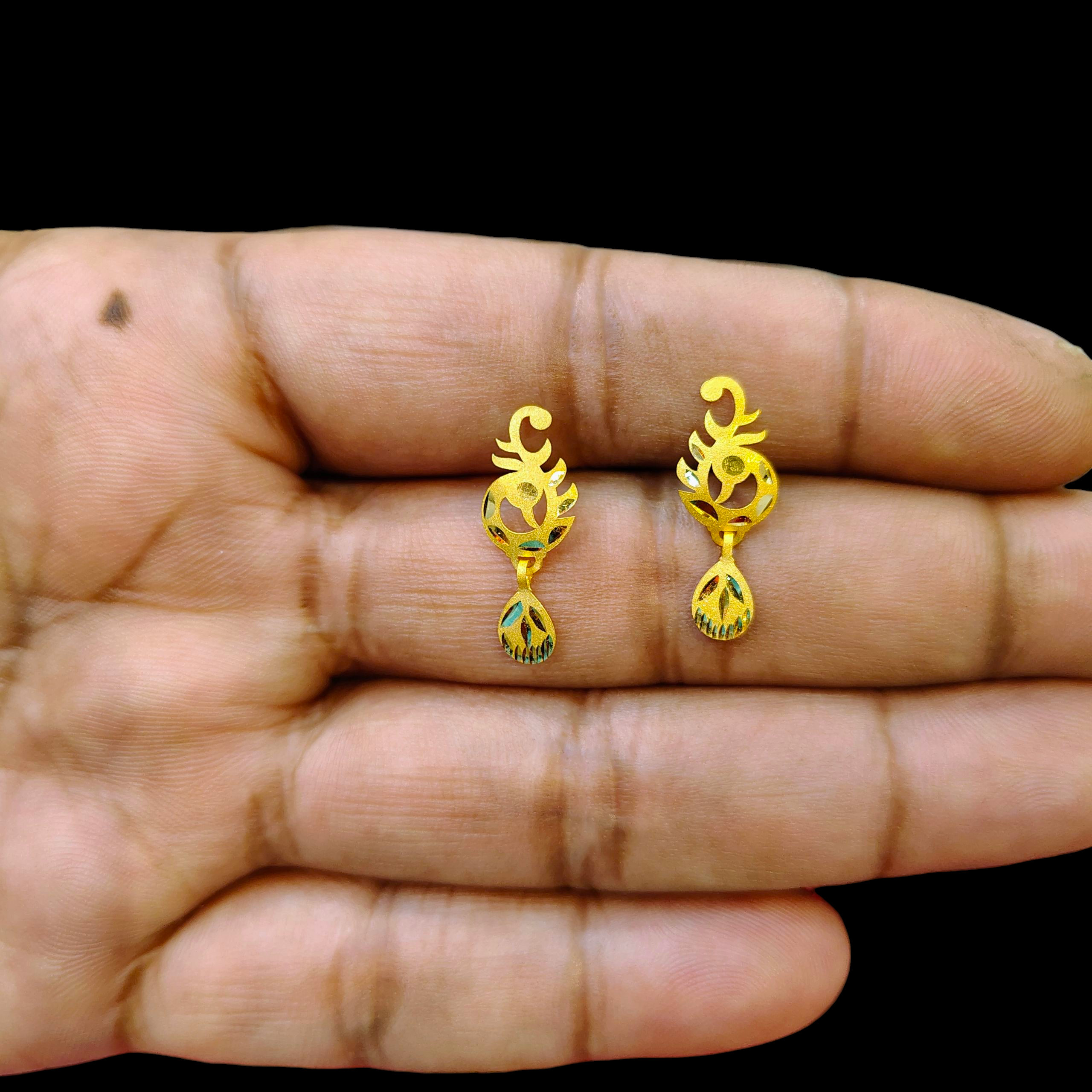 (GSE22) BIS CERTIFIED WGT: 0.500 GM APPROX HUID HALLMARK 916 22KT GOLD TOPS 1 PAIR FOR WOMEN.