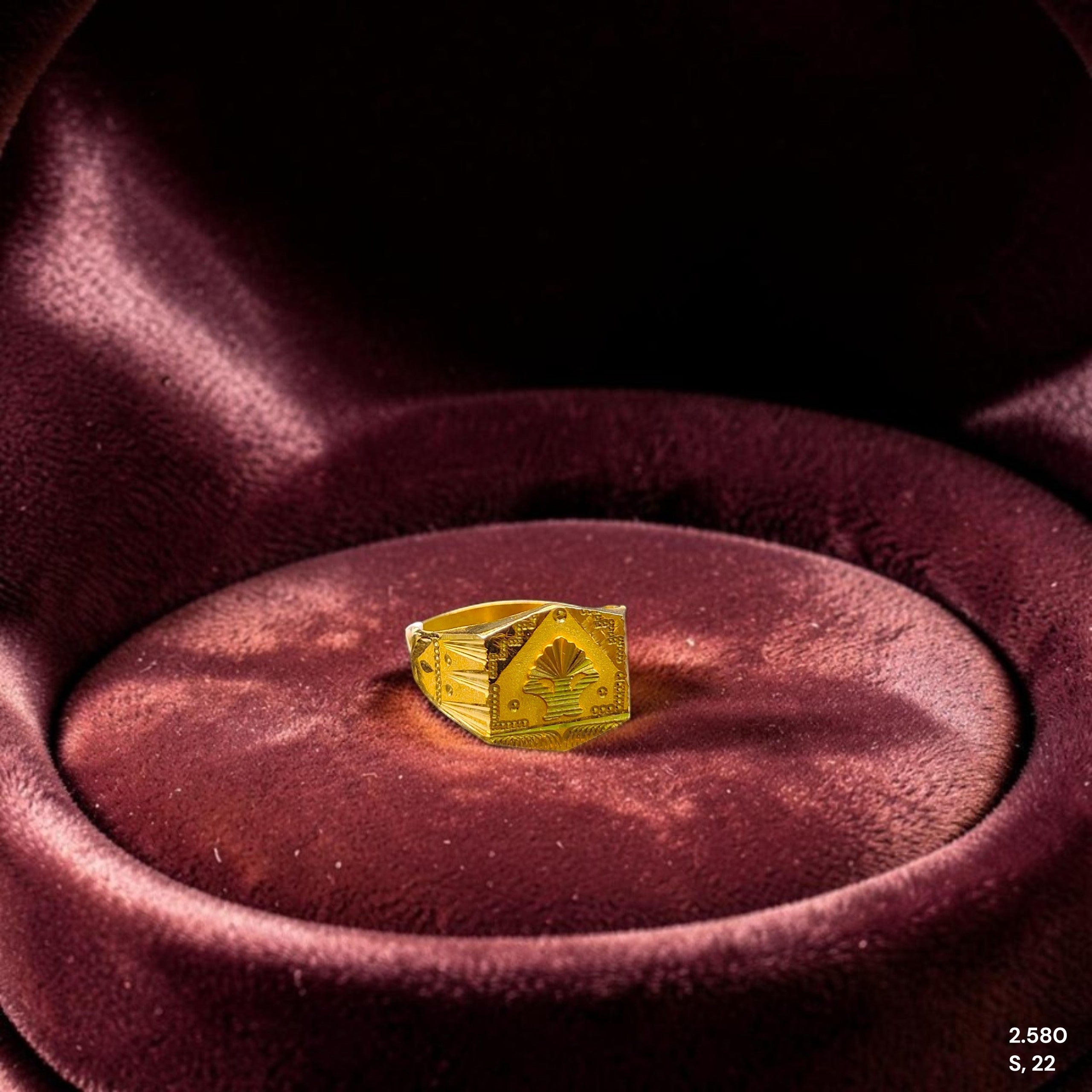 GENTS RING- SIZE:22 (WGT: 2.580 GM APPROX) BIS CERTIFIED HUID HALLMARK 916 22KT GOLD GENTS FINGER RING FOR MEN 1 PIECE.