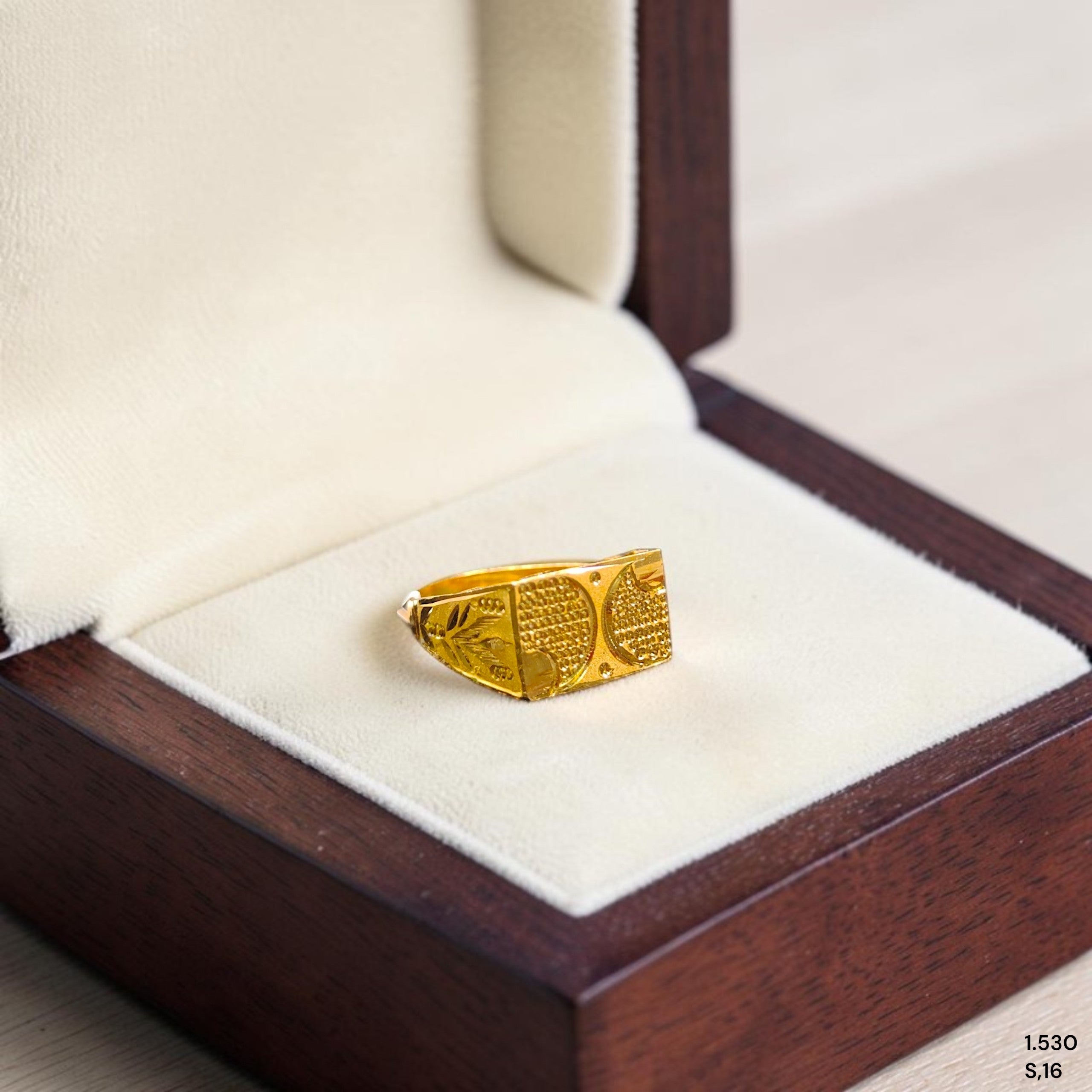 GENTS RING- SIZE:16 (WGT: 1.530 GM APPROX) BIS CERTIFIED HUID HALLMARK 916 22KT GOLD GENTS FINGER RING FOR MEN 1 PIECE.