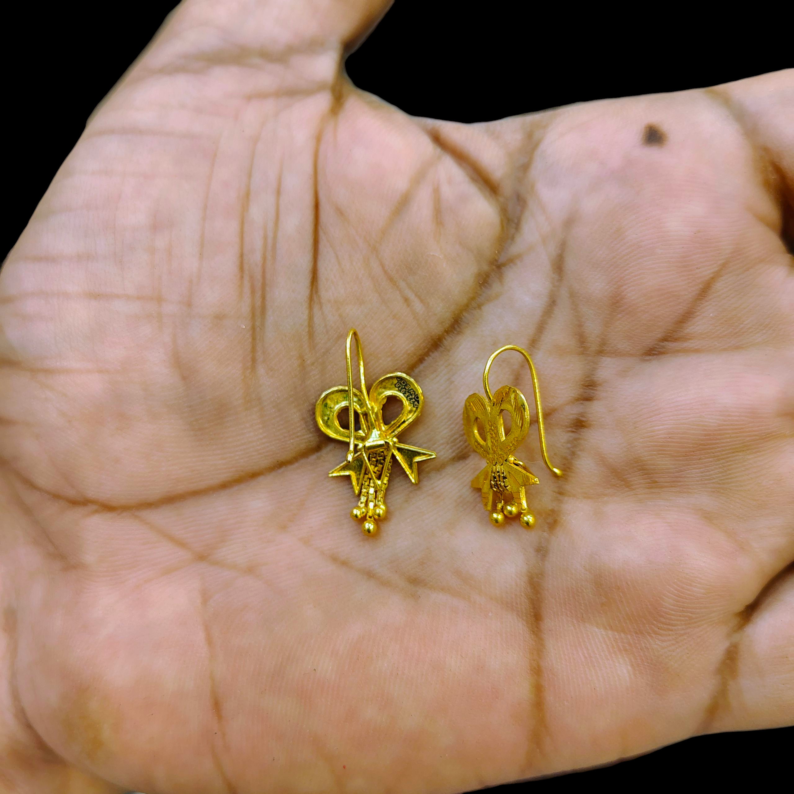 (GSE22) BIS CERTIFIED WGT: 1.570 GM APPROX HUID HALLMARK 916 22KT GOLD SAFETIPIN TOPS 1 PAIR FOR WOMEN.