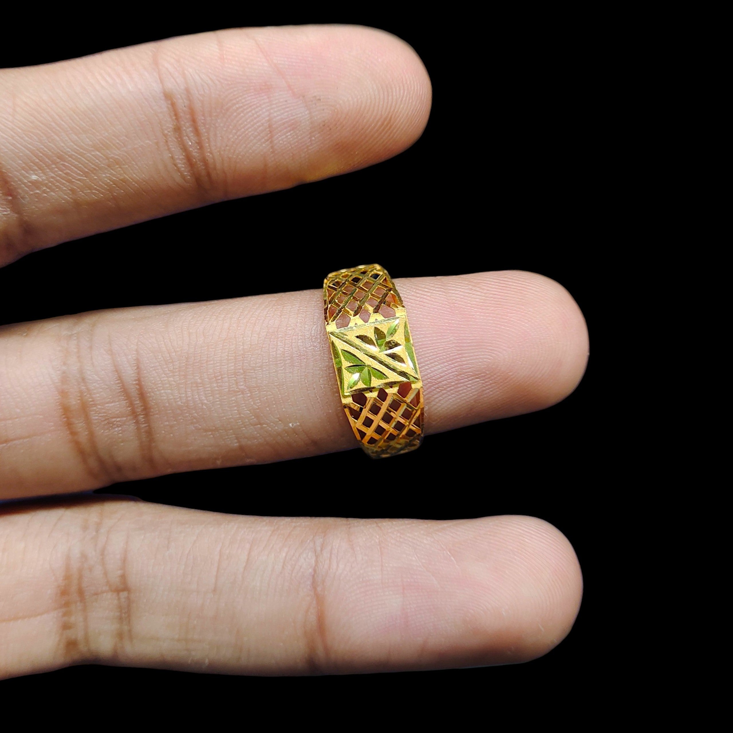 GENTS RING- SIZE:21 (WGT: 2.020 GM APPROX) BIS CERTIFIED HUID HALLMARK 916 22KT GOLD GENTS FINGER RING FOR MEN 1 PIECE.