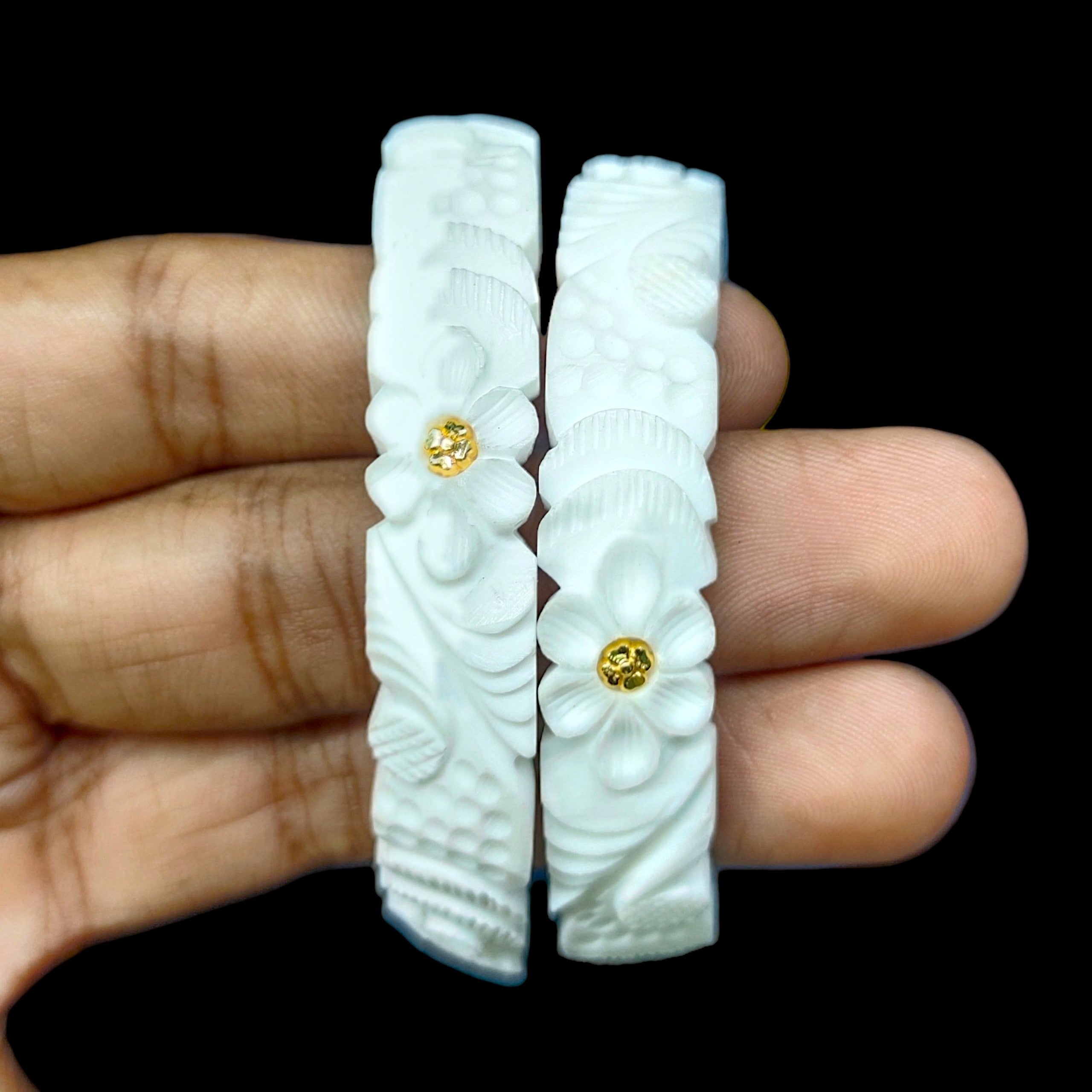 GSB22K- SIZE:24 (WGT: 0.660 GM APPROX) BIS CERTIFIED HUID HALLMARK 22KT GOLD SAKHA BADHANO 1 PAIR FOR WOMEN FOR REGULAR USE.