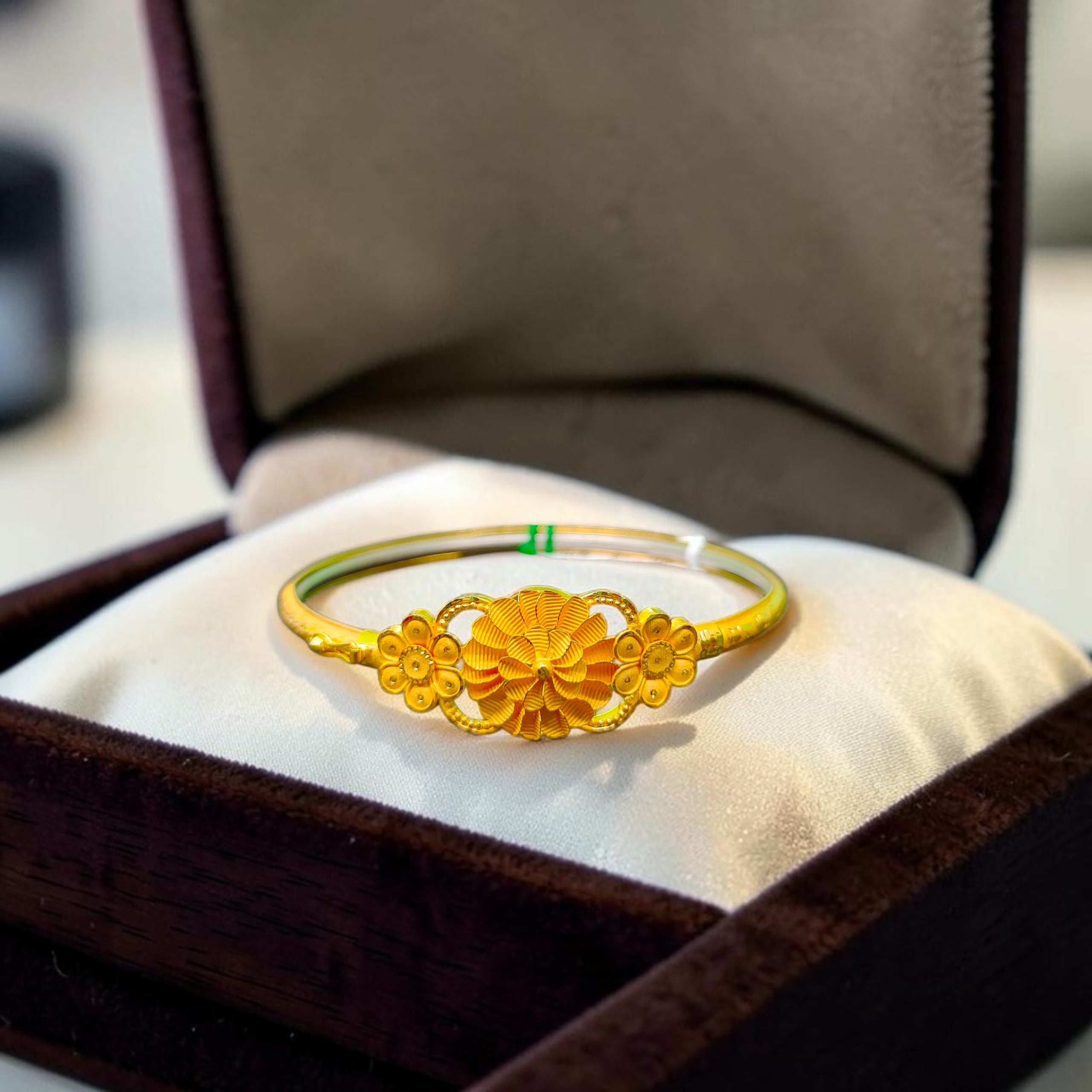 GOLD NOA- (SIZE: 24) WGT: 5.260 GM APPROX BIS CERTIFIED HUID HALLMARK 22KT GOLD NOA BADHANO BANGLES 1 PIECE FOR WOMEN.
