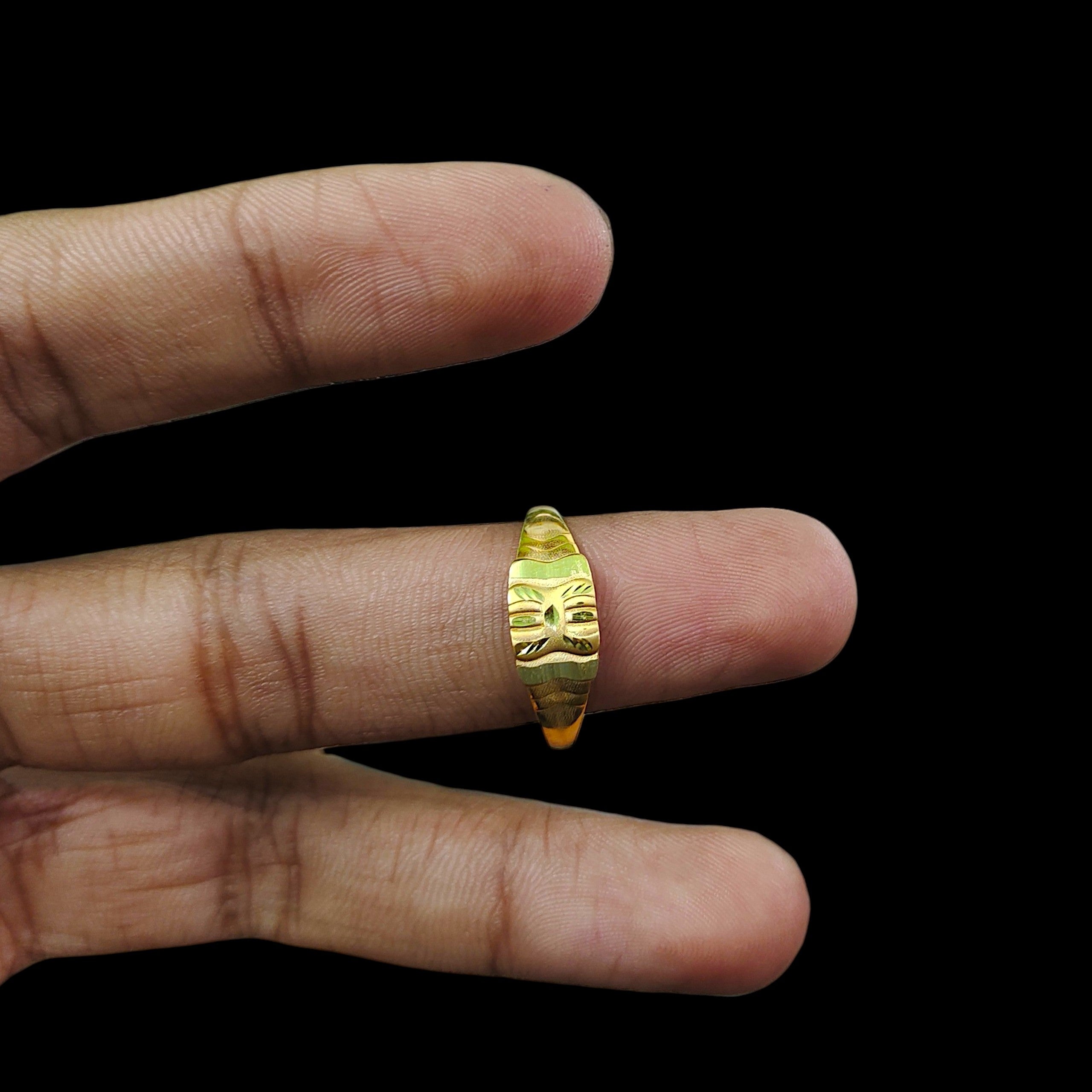 GENTS RING- TRJ (SIZE:23) WGT: 0.930 GM APPROX BIS CERTIFIED HUID HALLMARK 375 9KT GOLD FINGER RING FOR MEN 1 PIECE.