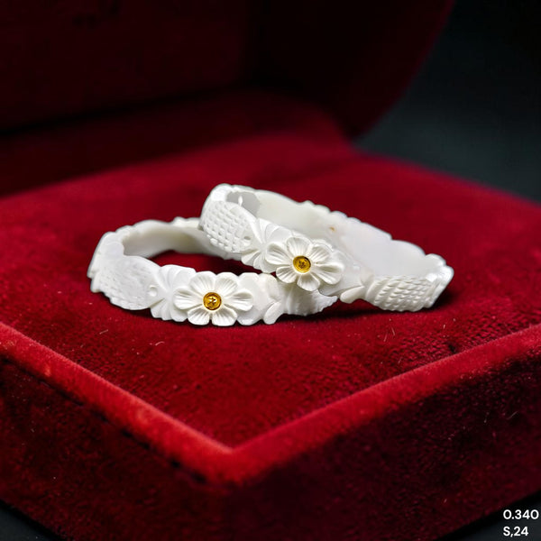 GSB9K- (AIEJQS)-(MBVZGU) (SIZE:24) (WGT: 0.340 GM APPROX) BIS CERTIFIED HUID HALLMARK 375 9KT GOLD SAKHA BADHANO 1 PAIR FOR WOMEN NOT FOR REGULAR USE.