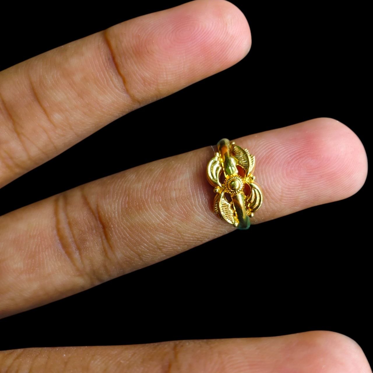 LADIES RING- (SIZE: 8) WGT: 0.400 GM APPROX BIS CERTIFIED HUID HALLMARK 9KT GOLD THUMB RING FOR UNISEX 1 PIECE.